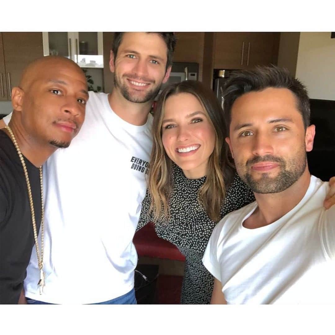 E! Onlineさんのインスタグラム写真 - (E! OnlineInstagram)「One day you're 17 and planning for someday, and then quietly, without you ever really noticing, someday is today, and it celebrates this #OneTreeHill mini reunion that happened one year ago. (📷: @sophiabush)」8月1日 10時45分 - enews