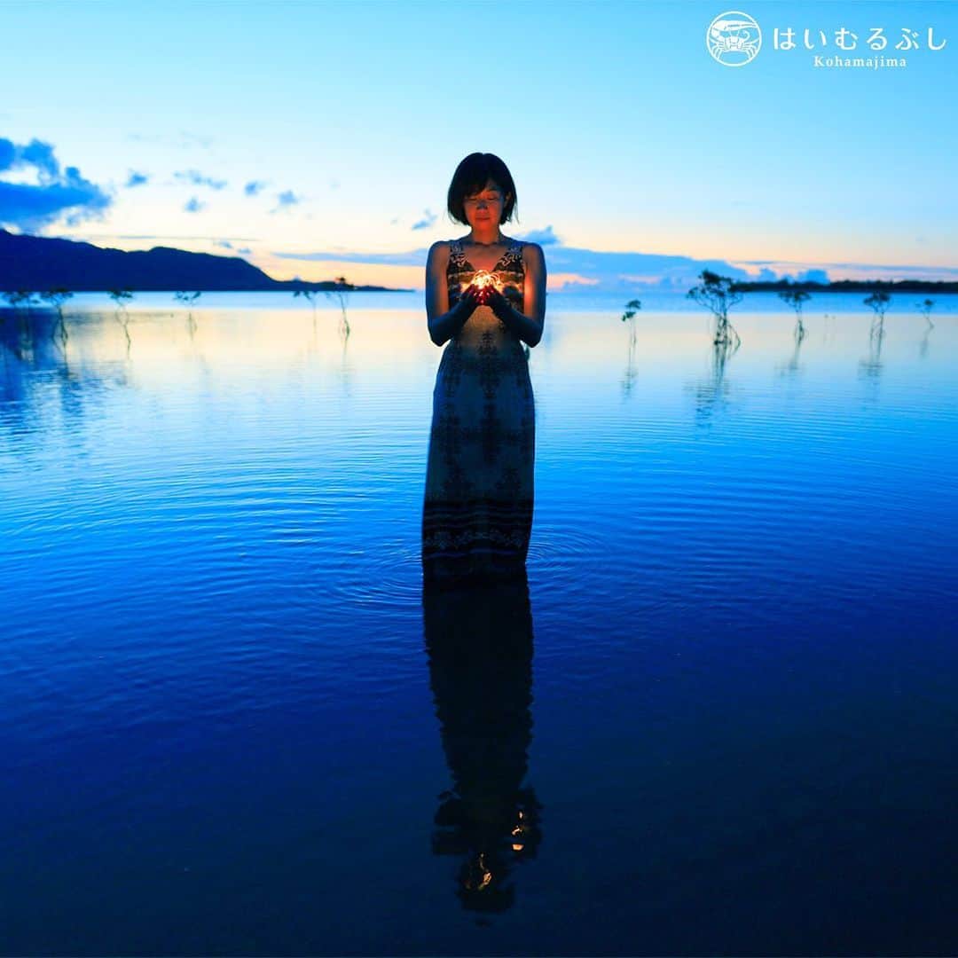 HAIMURUBUSHI はいむるぶしさんのインスタグラム写真 - (HAIMURUBUSHI はいむるぶしInstagram)「小浜島のアカヤ湾の夕暮れ… 海風も止み、凪いだ海面は鏡のように景色を映し、幻想的な世界を醸し出しています。 いつまでも守りたい美しい自然です。 #沖縄 #八重山諸島 #小浜島 #アカヤ湾 #マングローブ #夕景 #はいむるぶし #japan #okinawa #yaeyamaislands #kohamajima #kayawan #mangrove #sunset #beachresort #haimurubushi @minefuyu_yamashita」8月1日 10時57分 - haimurubushi_resorts