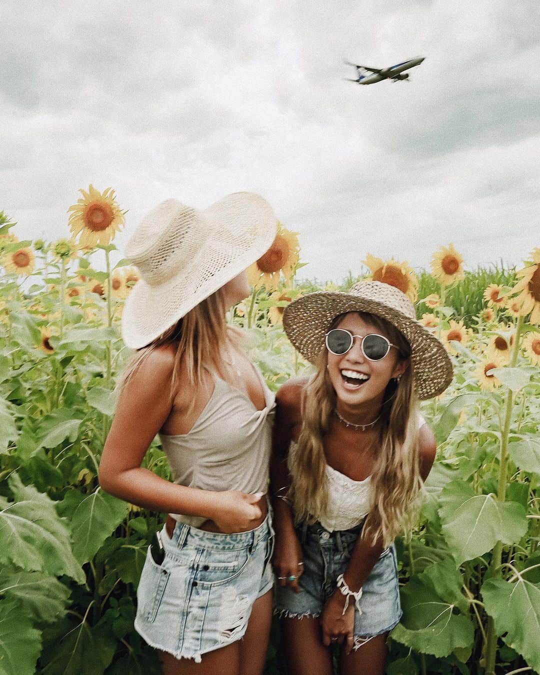 Manamiのインスタグラム：「🌻🌻🌻🌻🌻 今年も宮古島のはっぴーひまわりさん @maakomind と👭🌻 ㅤ ひまわり畑は毎年違う場所に出来るらしく、 今年は空港の近くにあったよ🌻💕 ㅤ 📸 @aiai0311 @mina__37__」