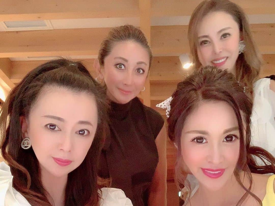 越野矢素子さんのインスタグラム写真 - (越野矢素子Instagram)「素敵なお友達に私のアース世界大会のお祝いと典子さんの日本大会、しげかさんのミセスジャパンの日本大会のお祝いをして貰いました✨素敵なお友達に素敵なお祝い会をして頂ける事に幸せを感じました💕」8月1日 10時55分 - loversyaso
