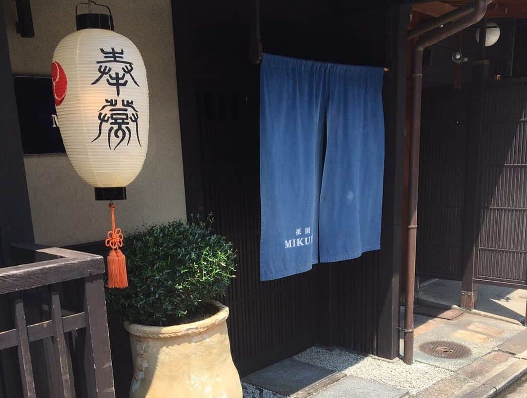 越野矢素子さんのインスタグラム写真 - (越野矢素子Instagram)「素敵なお友達に私のアース世界大会のお祝いと典子さんの日本大会、しげかさんのミセスジャパンの日本大会のお祝いをして貰いました✨素敵なお友達に素敵なお祝い会をして頂ける事に幸せを感じました💕」8月1日 10時55分 - loversyaso