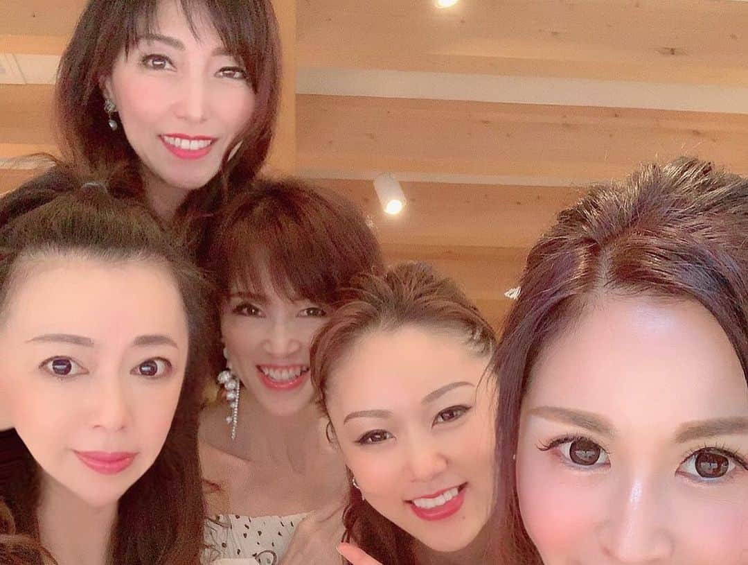 越野矢素子さんのインスタグラム写真 - (越野矢素子Instagram)「素敵なお友達に私のアース世界大会のお祝いと典子さんの日本大会、しげかさんのミセスジャパンの日本大会のお祝いをして貰いました✨素敵なお友達に素敵なお祝い会をして頂ける事に幸せを感じました💕」8月1日 10時55分 - loversyaso
