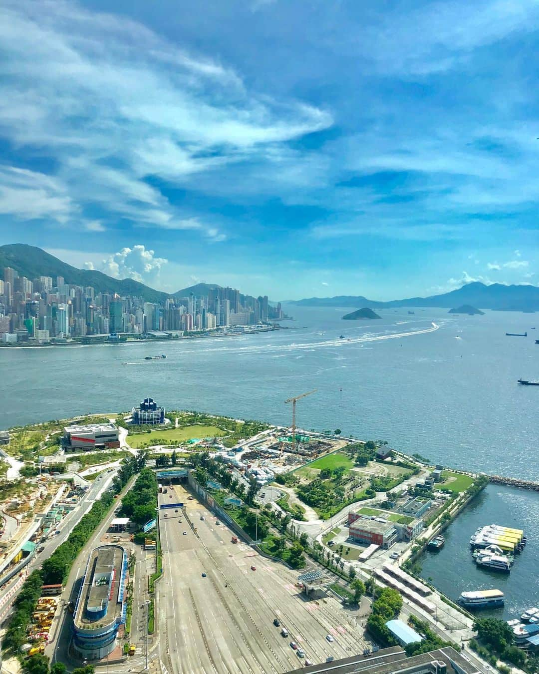 黒田麻理耶さんのインスタグラム写真 - (黒田麻理耶Instagram)「. We came back to HongKong!!🇭🇰✈️ . 約1年半ぶりに、まさかのまたご縁がありまして、 香港に戻ってきました〜😂 . 今回私は日本での生活がベースになりますが、 これから香港と日本の行き来になるかな👫(👈多分) . 新しい香港のお家からの眺めが素敵😆👏💕 ということで、香港投稿また始まります🙇‍♀️🇭🇰 . #九龍  #香港  #香港生活  #香港在住 #Kowloon  #HongKong  #HongKongLife #theharbourviewplace #サービスアパートメントだから特にすること無し #掃除も洗い物もベッドメイクも不必要 #洗濯機くらいは回しまーす #だから主人には遊びに来てるだけと言われてます #そんなことないよサポートするよ #今回の滞在が私の試用期間らしい #試用期間とかむっかー #しかし解雇宣告されないようにせねば #今回が最初で最後の香港投稿だったりして #乞うご期待」8月1日 11時06分 - mariya_kuroda