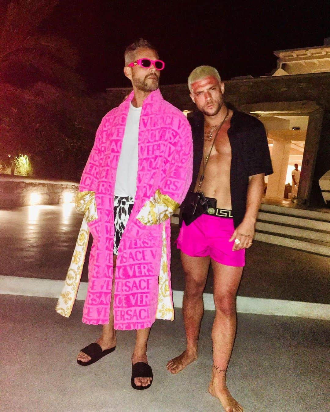 Rodner Figueroaさんのインスタグラム写真 - (Rodner FigueroaInstagram)「Channeling @jbalvin & @maluma 😂😂😂 in Mykonos styled by @aaronfrew in @versace at @cavotagoomykonos 🧿🇬🇷 #frewstyling #versace #cavotagoo #mykonos #greece #summer2019 #rodnerfigueroa #maluma #jbalvin #aaronfrew #versace #freeyourmind #freeyoursoul #menstyle #mensfashion」8月1日 11時06分 - rodnerfigueroa