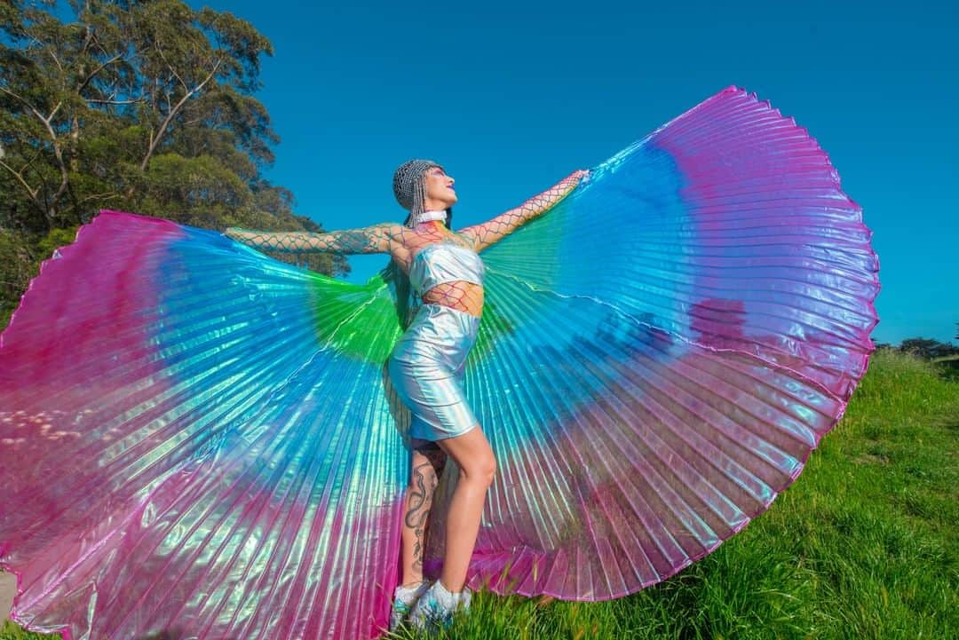 レッグアベニューさんのインスタグラム写真 - (レッグアベニューInstagram)「Spread your wings. 🦋 Link in bio for the pleated wings & holographic bandeau set!⁠ ⁠ #festival #festivalwings #festivalfashion #festiebestie」8月1日 11時00分 - legavenue