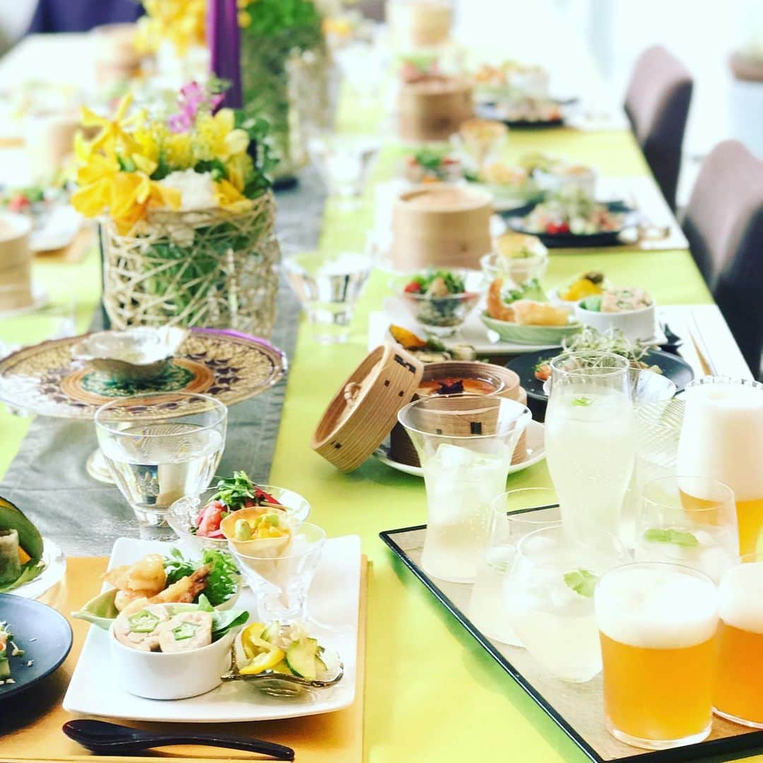 小川薫さんのインスタグラム写真 - (小川薫Instagram)「8月がスタートしました🍉 大阪は連日の猛暑日。しっかり水分補給とバランスの取れた食事で暑い夏を乗り切りましょうね。  夏に食べたくなる中華のレッスン🥂  前菜からデザートまで10品作ります。 身近な食材を使った普段のおかずにもホームパーティーにも使えるレシピばかり。Salon de clover の夏のおもてなしレッスンへぜひ越しください。 「ずっと満席で行けない」とのお声を頂き、1クラスあたりの人数を増席させて頂きました。8月は下記、ご案内できますのでぜひお待ちしています✨  8月 ３日(土)11時  3名様 ３日(土)18時30分  １名様 ６日(火)11時 　１名様 ７日(水)11時 　1名様 ７日(水)18時30分 　１名様 ８日(木)11時 　２名様 ９日(金)11時  １名様 １0日(土)11時 　１名様 21日(水)11時 　１名様 27日(火)11時 　３名様 28日(水)11時 　１名様 31日(土)18時30分 　２名様  http://salondeclover.net/  #salondeclover  #サロンドクローバー #小川薫 #おもてなし #おもてなし料理教室 #料理教室 #料理研究家 #テーブルコーディネート #テーブルコーディネーター  #大阪料理教室 #cookingclass  #tablesetting  #堀江 #堀江公園 #tablecoordinate #パーティーフード #おもてなし料理 #スガハラ #sghr #夏の中華 #中華 #中華レッスン #夏のおもてなし #夏のアレンジ #ビアグラス」8月1日 11時01分 - salondeclover