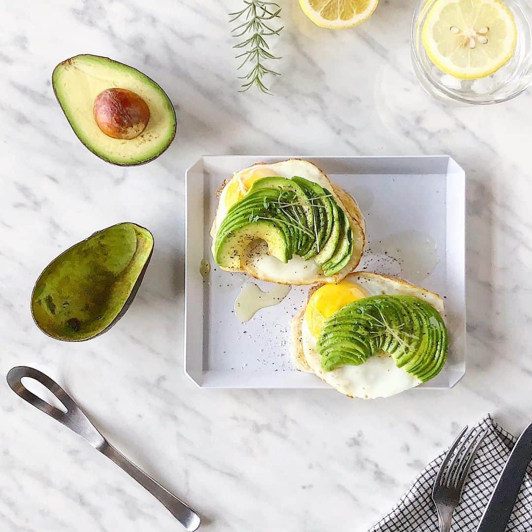 UchiCookのインスタグラム：「Avocado is always on our menu! Happy National Avocado Day🥑💕 You are not only delicious and nutritious but also so photogenic😉! We love you, Avo! ⠀ Swipe all:⠀ 🥑1. Quick and easy avocado toasts⠀ 🥑2. One of our signature recipes using Steam Grill: Grilled Vegetables with Creamy Avocado Dip!⠀ 🥑3. How to make the Avocado Dip that requires only 5 ingredients⠀ • ⠀ • ⠀ • ⠀ #uchicook #vegetablescoopspoon #steamgrill #avocado #avocadoaddict #madeinjapan #kitchentools ⠀ #healthylife #easyrecipes #avocadoaddiction #avocadotoast #nationalavocadoday #guac #fitfood #healthyeating #avocadorecipes #foodporn #realfood #nutrition #cleaneating」
