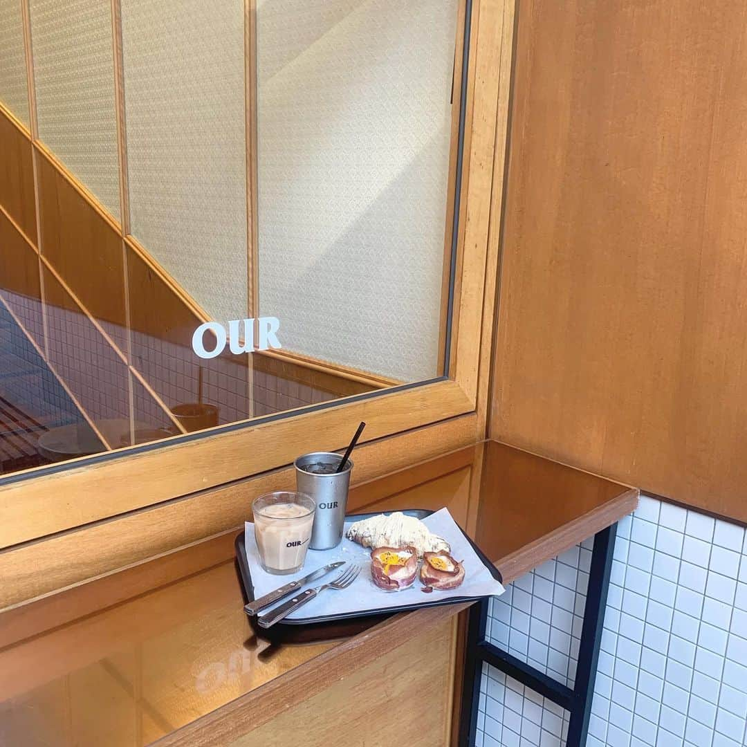 石田一帆さんのインスタグラム写真 - (石田一帆Instagram)「. ソウル取材で訪れたour bakery🥯 カロスキルにある大人気のパンがおいしい カフェで大混雑していました🥣 . ここの名物のパックに入ったミルクティーと きなこのクロワッサン(中にクリーム入り) エッグ&ベーコン(中に青唐が入っててピリ辛) をありかちゃんとシェアしました☺️💭 . エッグ&ベーコンがおいしくておいしくて。 日本にこのパンあればいいのになぁ。 . オシャレなカフェでパンのクオリティも高くて 人気の理由がわかりました☺️🍋 . @ourbakerycafe  #ik_travel#ik_korea#ourbakerycafe#ourbakery#koreacafe#cafekorea#koreatrip#korea#trip#travel#アワーベーカリー#カロスキルカフェ#カロスキル#韓国カフェ#韓国#韓国旅行#女子旅」8月1日 11時07分 - ishidakazuho