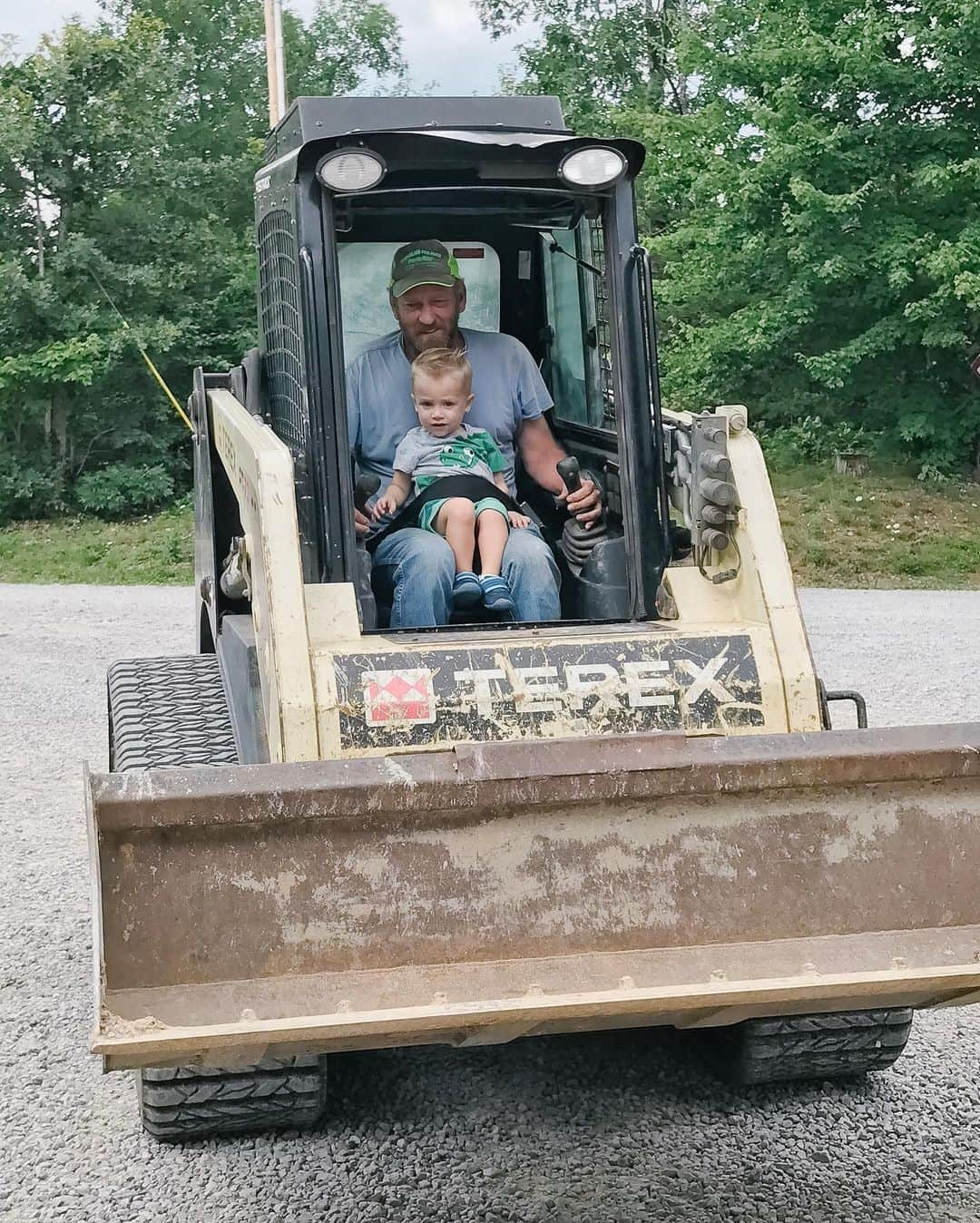 カーリー・パターソンさんのインスタグラム写真 - (カーリー・パターソンInstagram)「The adventures of Graham: four wheelers, skid steer rides, hangs with herald the pig, lunches with friends, basketball, lots of jumping on the trampoline, watching all the gymnastics & so much more! He’s going to be sad to wake up at home tomorrow😬」8月1日 11時22分 - carlypatterson04