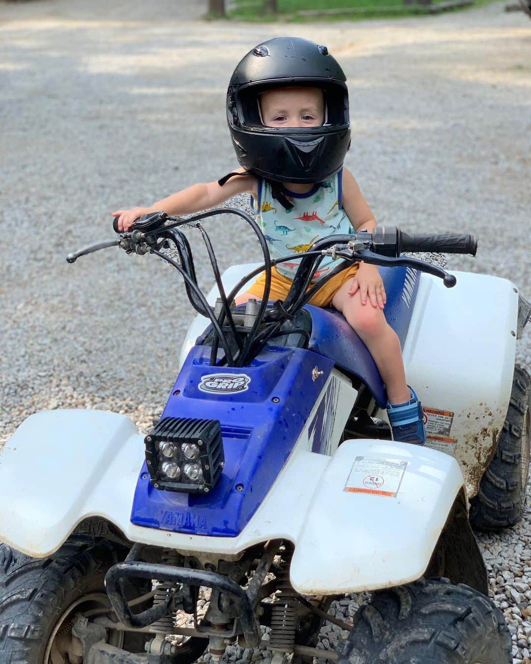 カーリー・パターソンのインスタグラム：「The adventures of Graham: four wheelers, skid steer rides, hangs with herald the pig, lunches with friends, basketball, lots of jumping on the trampoline, watching all the gymnastics & so much more! He’s going to be sad to wake up at home tomorrow😬」