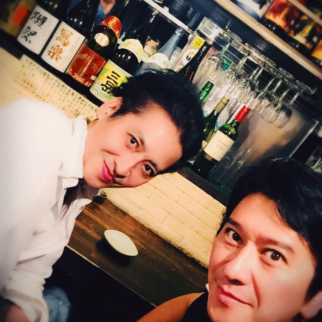 川崎麻世さんのインスタグラム写真 - (川崎麻世Instagram)「大沢樹生くんと焼き鳥屋で二人で飲みながらジャニーさんの思い出を語った。 二人共通の思い出でジャニーさんの香りはニベアだった💦 そして俺たちのユニット『オッサンズ』で何かやりたいねと話した👍」8月1日 11時25分 - mayokawasaki