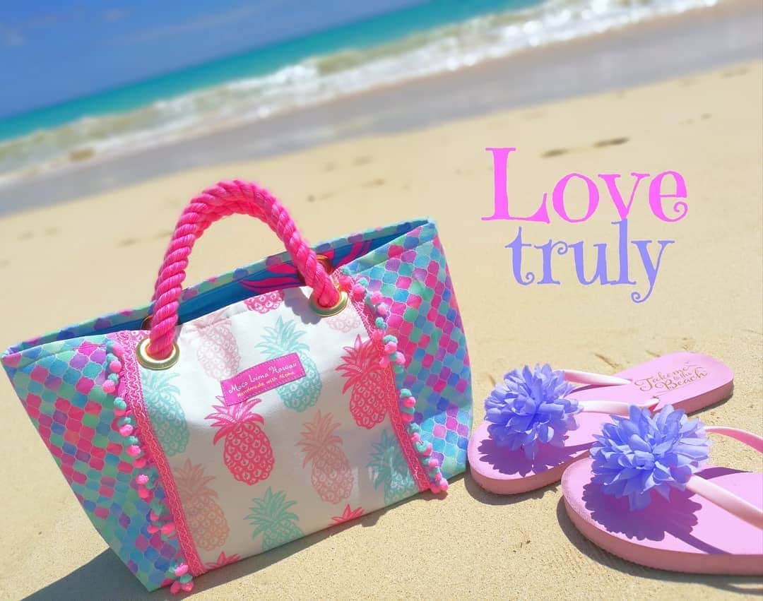 Moco Lima Hawaiiさんのインスタグラム写真 - (Moco Lima HawaiiInstagram)「New* Pineapple tote bag, made by Moco #beachday#beautifulday#ocean#beach#bikini#hawaii#islandgirl#pineapple#pink#purple#shiny#photography#mocolima#waves#smile#cute#beauriful#summer#love#夏休み#ハワイ好き#家族旅行#ハワイ大好き#ハワイ好きな人と繋がりたい#海#夏#モコリマハワイ#ハンドメイド#１点もの  Mocolima showroom 1-6pm open today  暑い日が続いていますが皆さまくれぐれもお身体にはお気をつけ下さいませ♡ モコリマハワイは今日も元気に営業中！お近くにお越しの際はぜひお立ち寄り下さいませ。Aloha!!」8月1日 11時27分 - mocolimahawaii