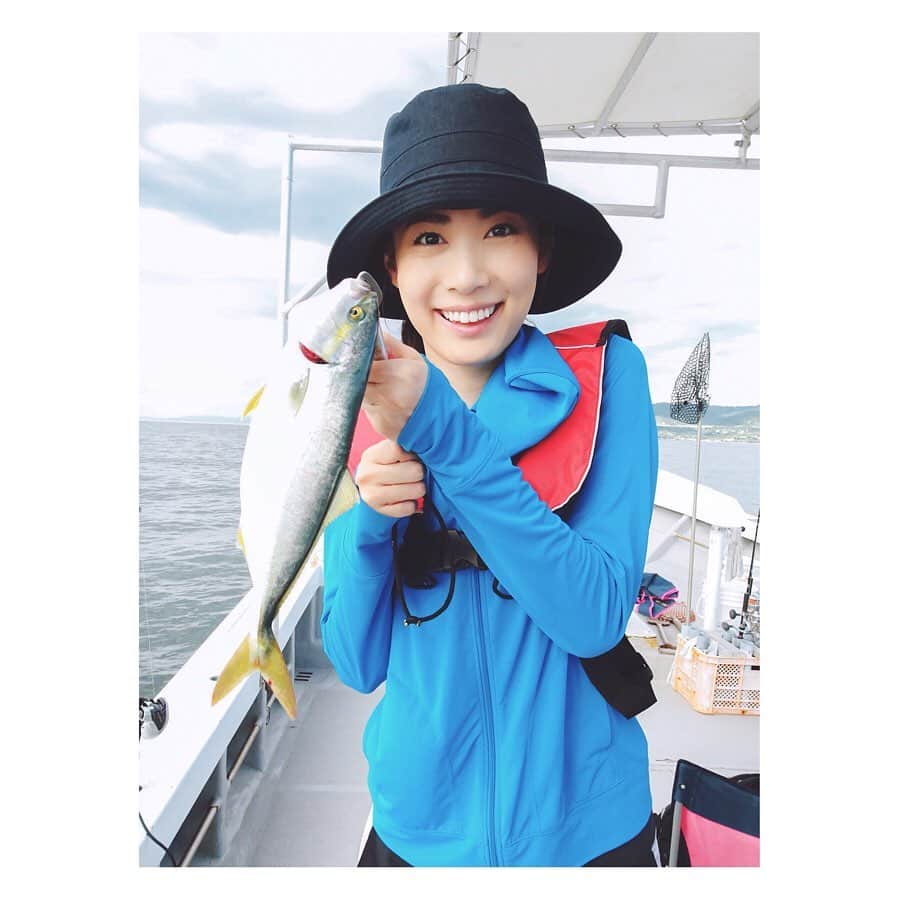 のインスタグラム：「タコの他に、ハマチの小さいのも釣ったんだ👆🏼 さばいてお刺身とかヅケにしたり塩焼きにして大事に食べたよ🐟🙏🏼✨ ・ 除了章魚之外，還有釣了小鰤魚👆🏼 回家自己切成生魚片，隔天做烤魚這樣好好感謝好好享受🐟🙏🏼✨ ・ ・ #ツバス #鰤魚 #大漁 #フィーバー #趣味の時間 #slowlife #興趣 #船釣り  #海釣り #youki飯 #釣って捌いて食べる #生命に感謝 #感謝生命 #明石海峡 #日本 #ハーフ #混血兒 #女優 #演員 #actress #日本語 #日文 #中国語 #中文」