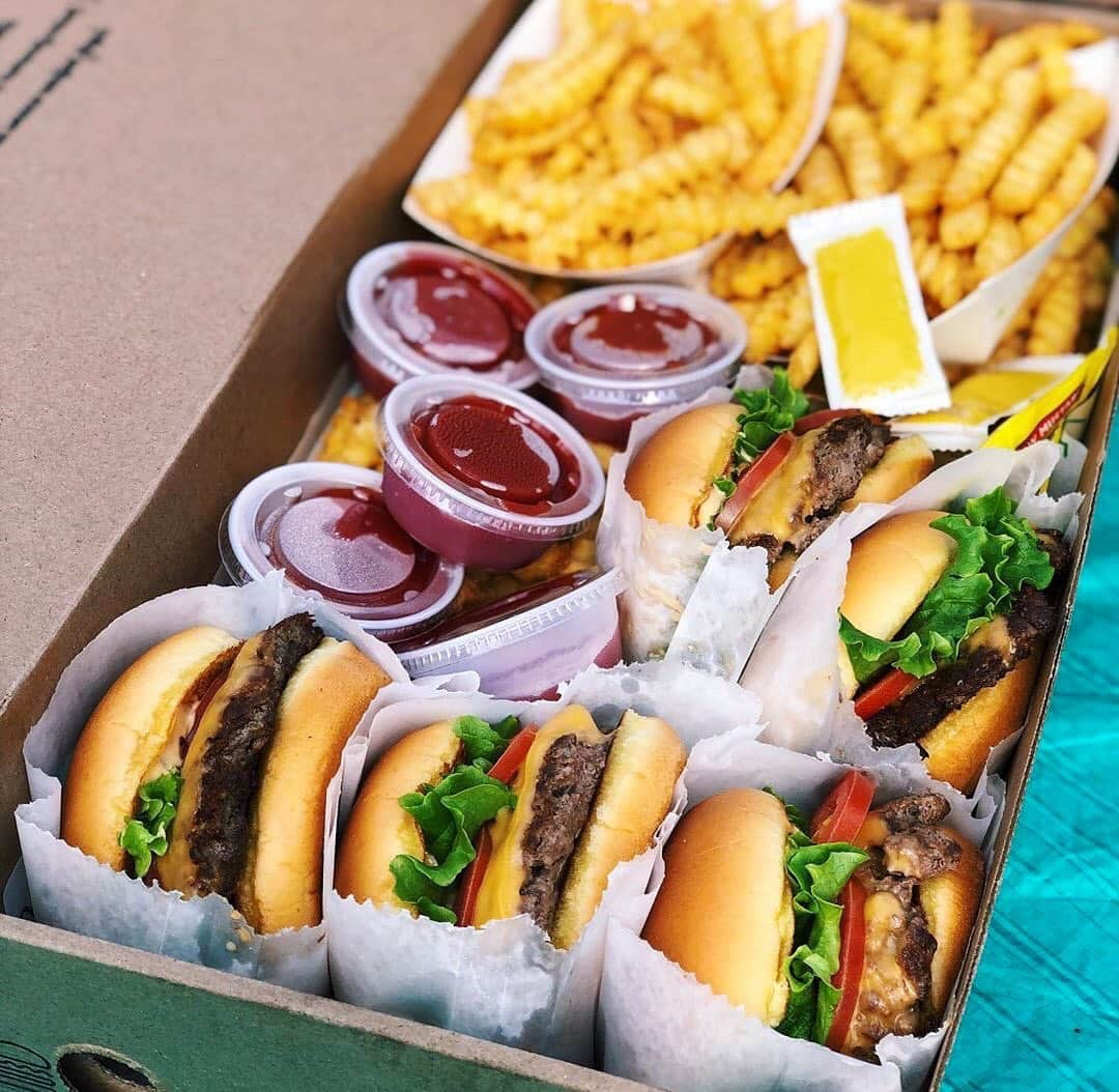 SHAKE SHACKさんのインスタグラム写真 - (SHAKE SHACKInstagram)「This > even the sweetest dream. 🤤 (📷: @halfieinthecity) #shakeshack」8月1日 11時33分 - shakeshack