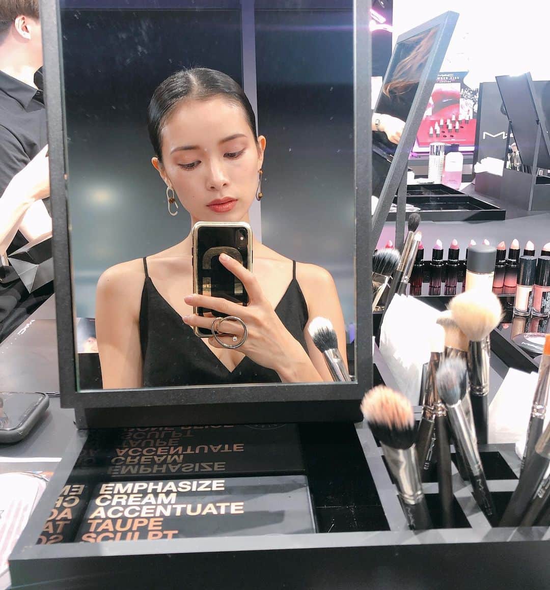 のインスタグラム：「ポーチの中は @maccosmeticsjapan だらけ。」