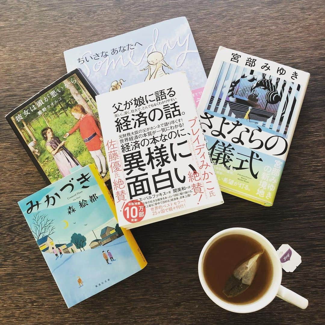 椿原慶子のインスタグラム：「今日から8月☀️ 雨が続いた7月は、産休に入ってゆったりした時間を持てたこともあり、気になっていた本を読みました。読書のお供はラズベリーリーフティー☕️猛暑が続く8月もお家で読書が多そうだな😅#熱中症にお気をつけください#みなさんのおすすめ本も教えてください#7月の読書リスト」