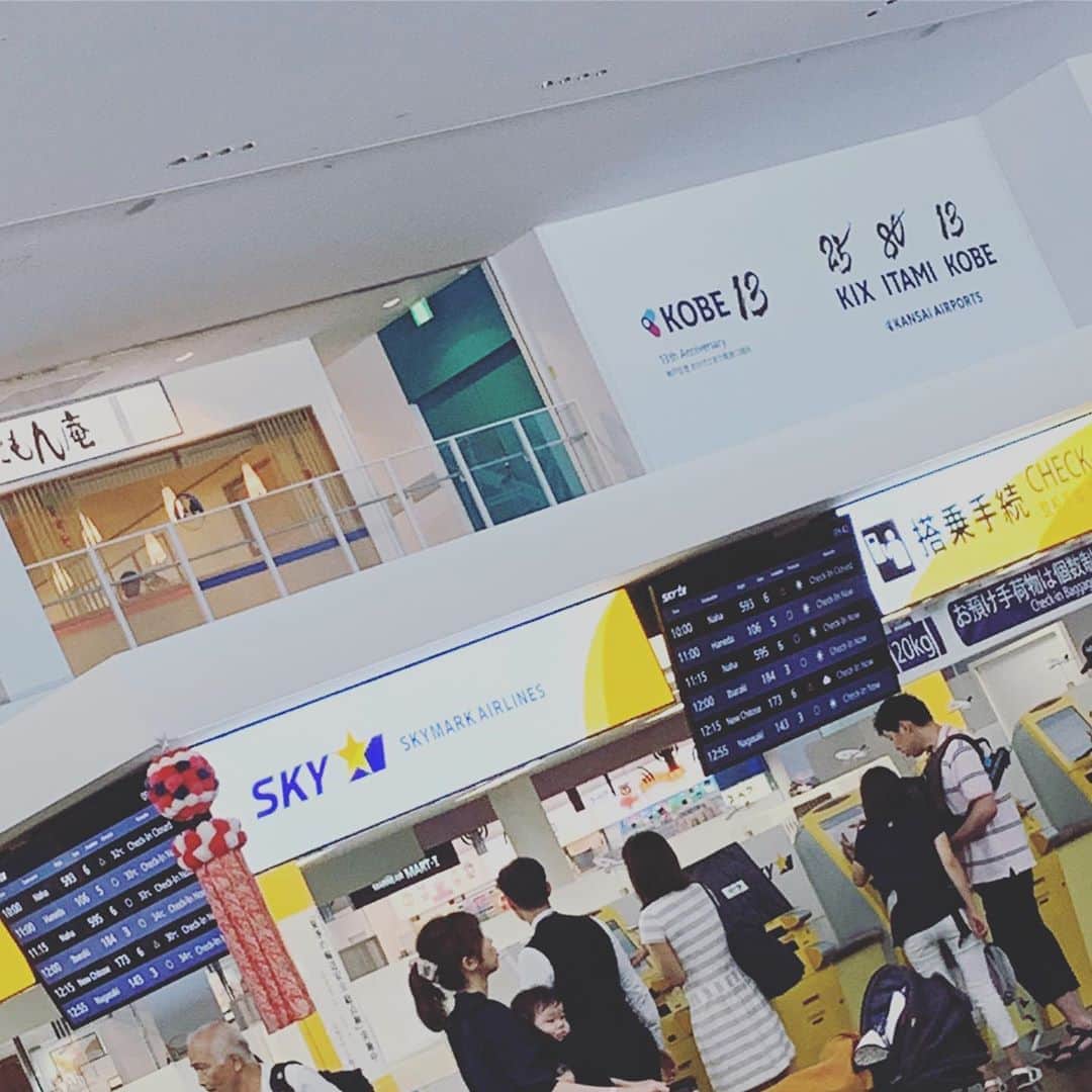 弘松優衣さんのインスタグラム写真 - (弘松優衣Instagram)「神戸空港 スカイマーク 増便 記念式典 の司会でした🎤！ ・ 三空港一体運営になって神戸空港がどんどん便利になるのは関西人としてはすごくありがたいこと。 海上空港の利点を生かした、発着時間のさらなる延長、増便、就航先の拡大を期待したいものです✈️ ・ ・ ではポートライナーで市民広場へ！ 4時キャッチスタンバイしまーす！ ・ #神戸空港 #式典司会 #4時キャッチ」8月1日 11時49分 - yuuidoon