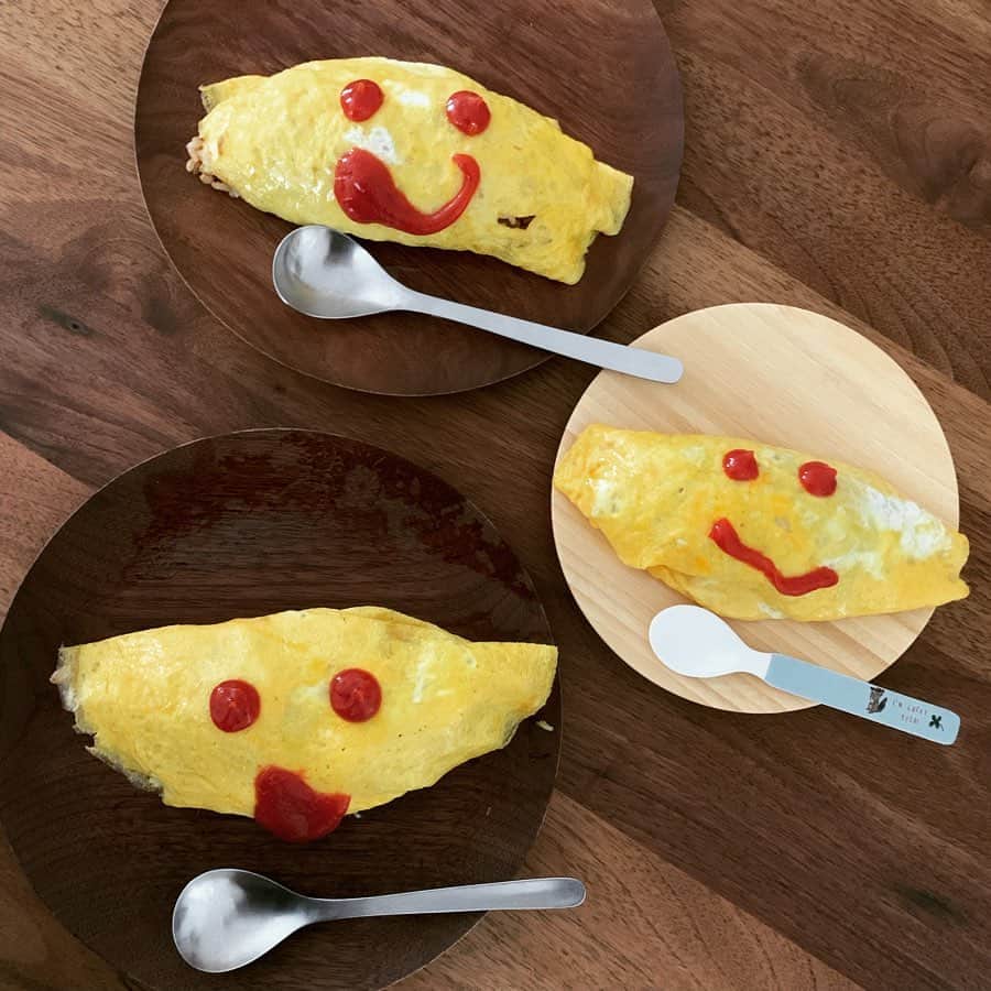のインスタグラム：「ママーオムライス作ってーのリクエスト。エアコンのせいか、風邪っぴきでスクールに行けず、温度調節難しい😭 玉ねぎ、ブロッコリー、セロリ、しめじ、コーンビーフを細かくしてみました。顔は。。。笑 . . . #みさこクッキング  #オムライス #リクエスト」