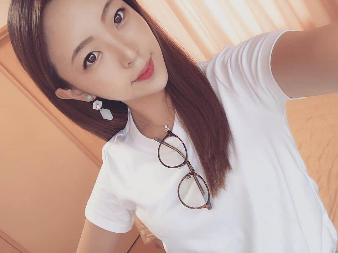 のインスタグラム：「#UNIQLO #ユニクロ #ユニクロコーデ #白t #シンプル #シンプルコーデ #コーデ #code #white #whitecode #tshirt #夏 #summer #summerfashion #fashion」