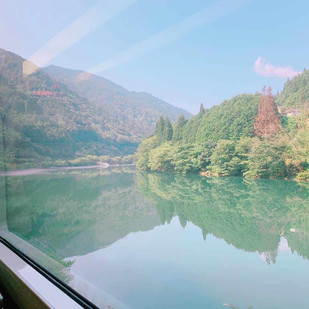 石田ひかりさんのインスタグラム写真 - (石田ひかりInstagram)「昨夜の高山公演にいらしてくださったみなさま ありがとうございました☺️ 飛騨川沿いを走るワイドビューひだ 車窓からの眺めは まるで日本の原風景 移動は貴重な睡眠時間なので 寝なきゃ寝なきゃと思うのですが A列車ならぬ 窓が大きいワイドビューひだは 乗り鉄子にはたまらんのです トンネルに入るたび 「トンネルですね」 「トンネルは陰気ね」 とゆー、松風理咲ちゃん演じるそらと わたし演じる時枝のやりとりを思い出しつつ 結局、名古屋までの2時間半 ずーっと景色を楽しんでいました☺️ 今日も暑くなります みなさまお気をつけて！ #A列車に乗っていこう #ワイドビューひだ #乗り鉄子」8月1日 11時47分 - hikaringo0525