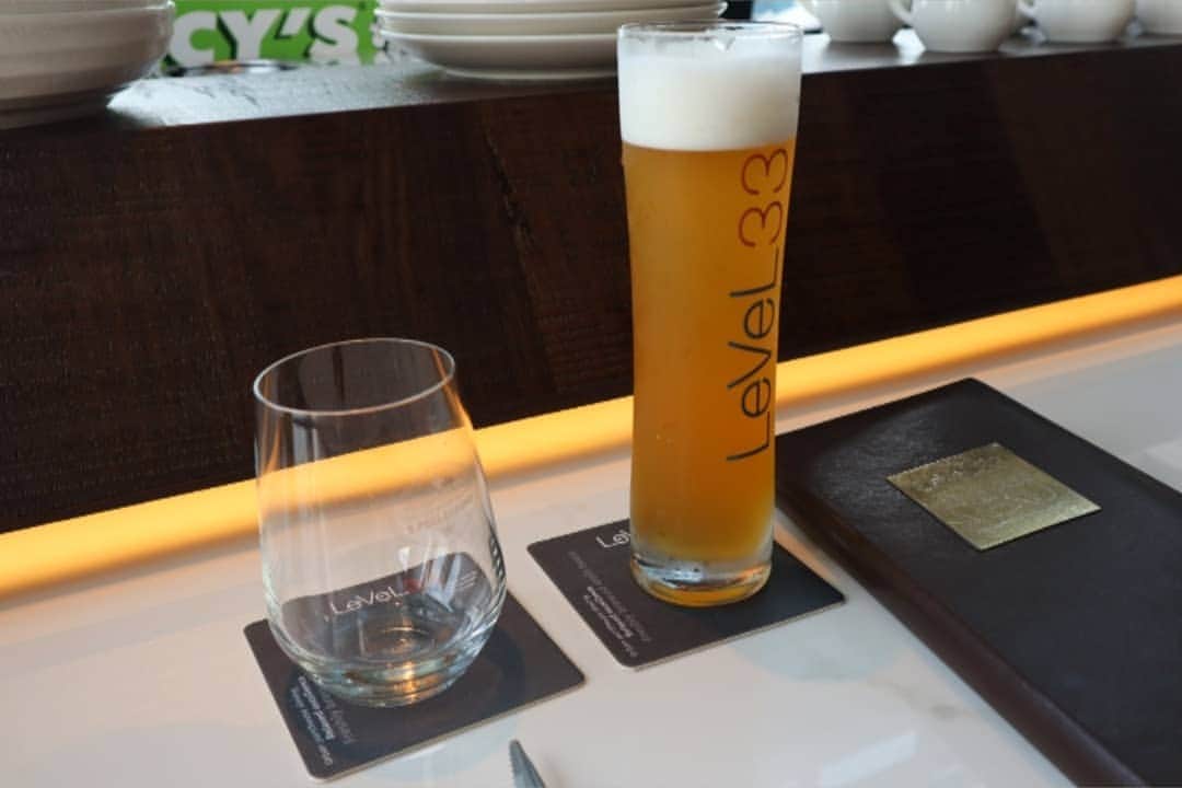 橘知衣代さんのインスタグラム写真 - (橘知衣代Instagram)「. 地上33階のビール醸造所【Level 33】🍺 出来立てのビール片手にマリーナ湾の景色を眺めながらディナー🌃🍴」8月1日 11時47分 - chieyotachibana
