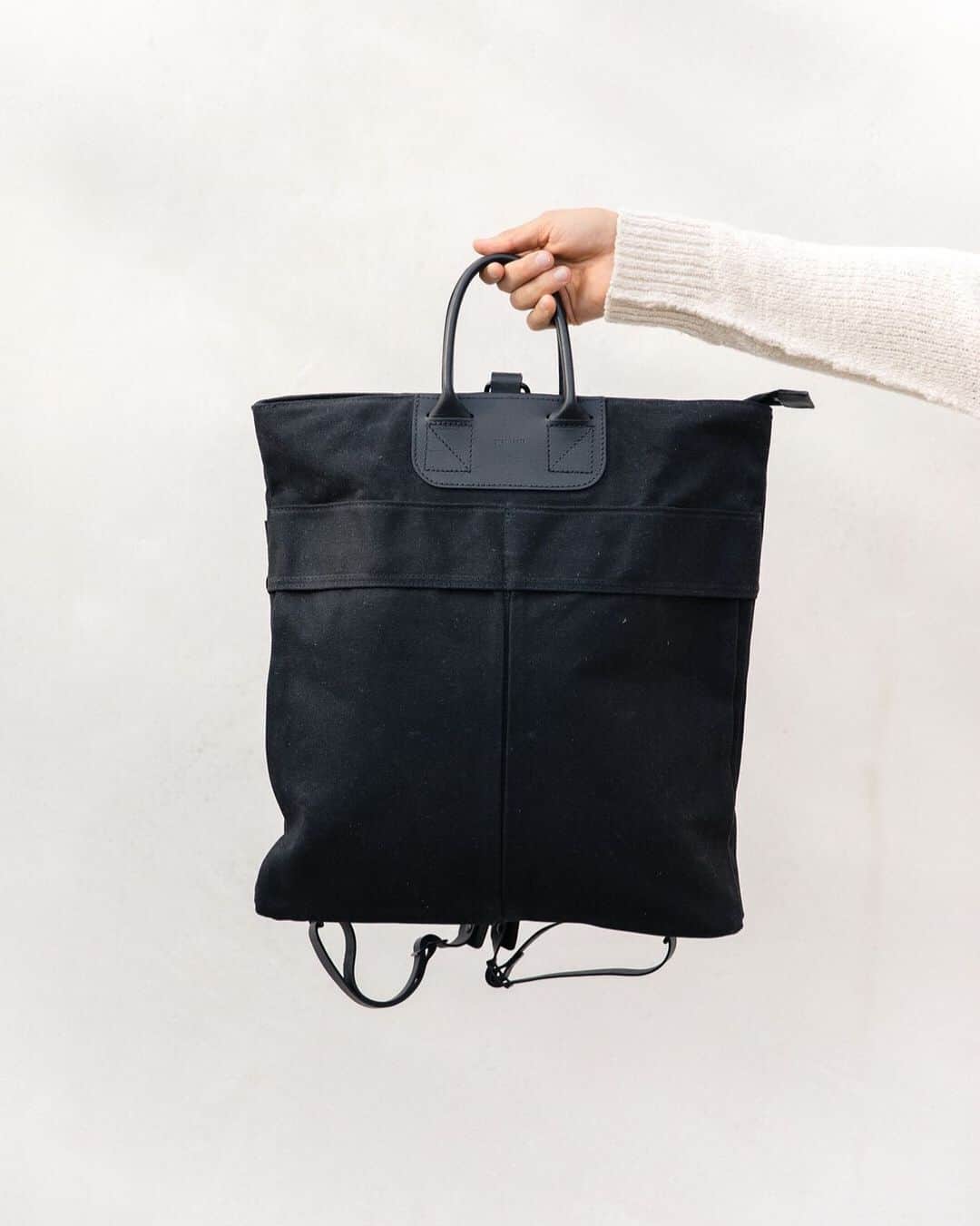 グラフ&ランツのインスタグラム：「Emblematic of the classic military regulation pilot helmet bag, our men’s Rucksack 🎒」