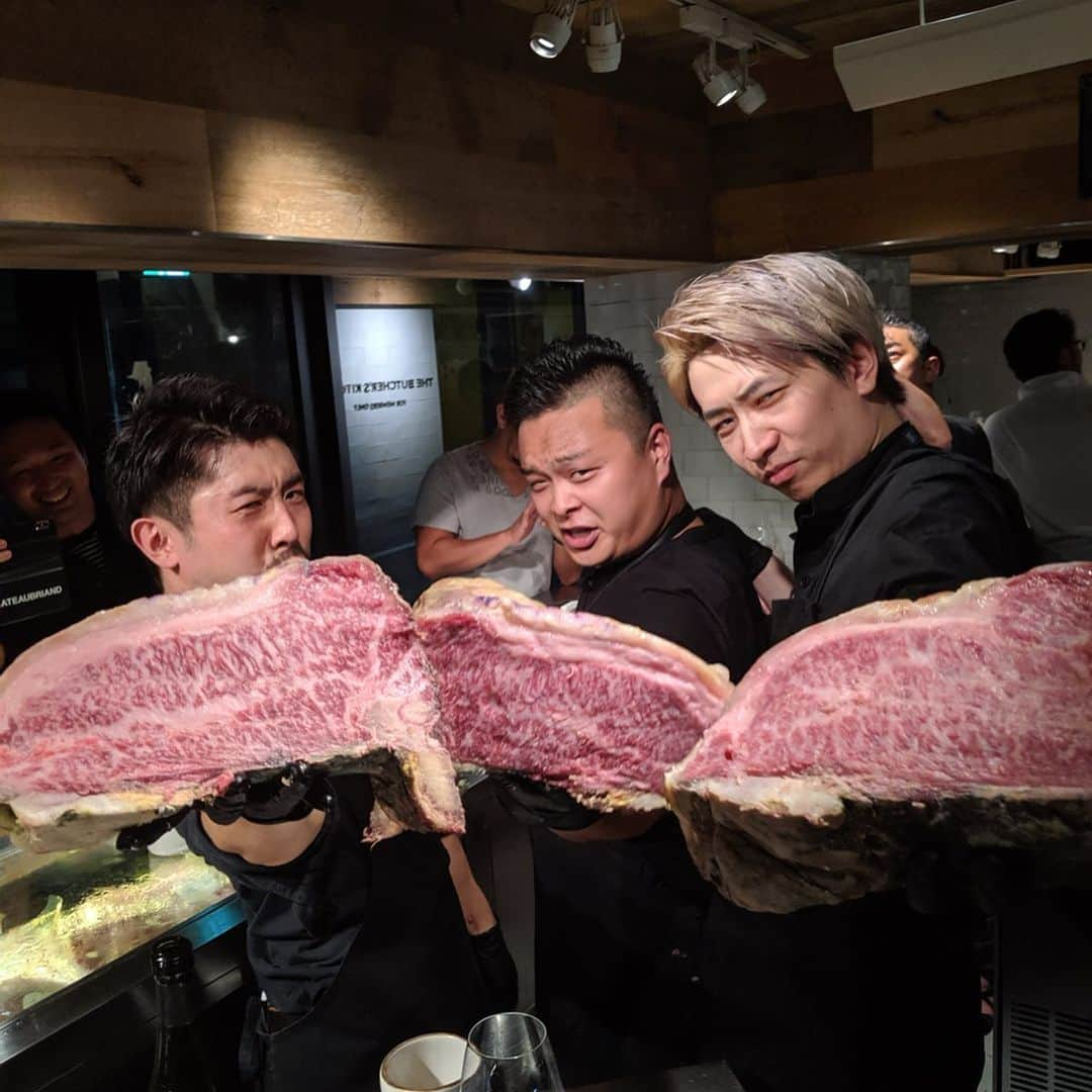 大見さなえさんのインスタグラム写真 - (大見さなえInstagram)「数年予約の取れない焼肉屋さん﻿ "クロッサムモリタ"×ホリエモンさん、﻿ 和牛王の浜田寿人さんが手掛けた"WAGYUMAFIA"のコラボイベント😍﻿ ﻿ 立ち食い焼肉「六花界」から始まり、それぞれのオーナーシェフが認めたら、次のステージに上がれる﻿ 最高ランクのクロッサムモリタ🙈🌸﻿ 普段はsnsはNGだけど今回のイベントは特別にOKとのこと☺️﻿ ﻿ ホリエモンさん、森田さん、モデルの田中里奈ちゃんと🙈💓﻿ (私が被ってる帽子はWAGYUMAFIAオリジナル😍)﻿ 写真載せられない凄いのレベルを超え過ぎた方々とも﻿ ご一緒させていただいた😭💓💓﻿ ﻿ お料理は 1個5000円の桃を、とろけるみすじと合わせて🤤🍑﻿ ﻿ 葉巻に見立てたてたイチボ×ピスタチオ、﻿ ランプ×マスカット入りの生春巻き、﻿ すっぽんと牛を合わせたスープ、﻿ 肉汁と旨味が暴力的な餃子﻿ 牛カツサンドなどどれも感動する美味しさ🤤💓﻿ ﻿ 素敵な方々とお料理で、幸せな時間でした！！﻿ ﻿ #ホリエモン さん #堀江貴文 さん﻿ #クロッサムモリタ さん #wagyumafia﻿ #田中里奈 ちゃん #めぐログ_西麻布﻿ #会員制焼肉 #東京グルメ #お肉 #肉 #meat」8月1日 11時58分 - tabe_megumi