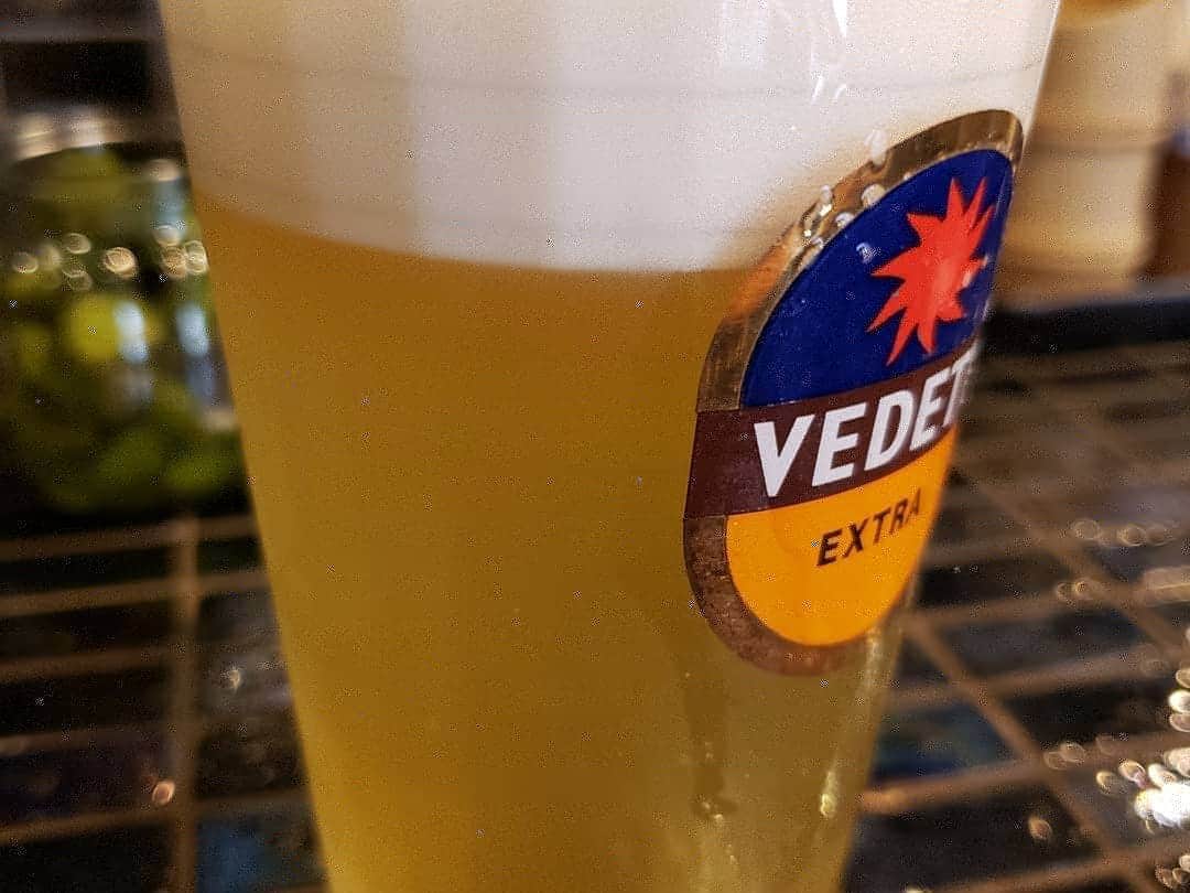 藤岡幸夫のインスタグラム：「昼間のオフ。昔のボクだったらホテルのプールサイドでビールを飲み干す彼女に「美しすぎてくらくらしちゃうぜ！太陽に恋の魔法をかけられちゃったね、べいべー」と悲しいくらいアホになれたのにそれが今ではあーた、昼間っから梅田の飲み屋に独り！でもこのホワイト🍺美味しい‼️焼き鳥&ベルギービールのお店(^-^)」