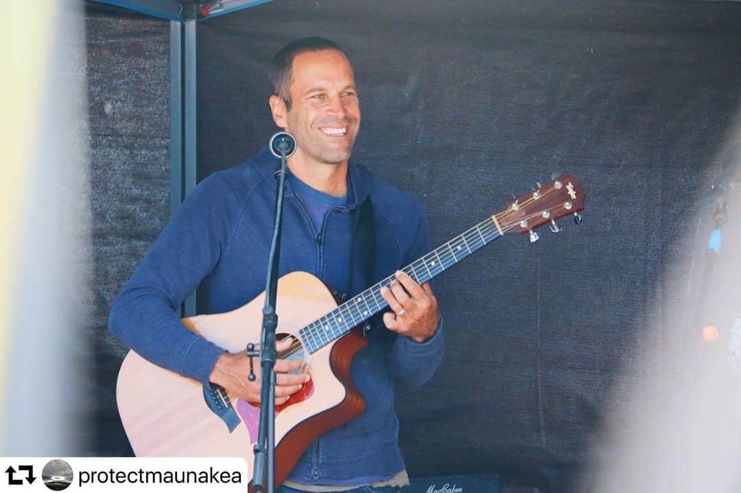 ジャック・ジョンソンさんのインスタグラム写真 - (ジャック・ジョンソンInstagram)「#repost and full post with video @protectmaunakea ・・・ Mahalo nui loa to Jack Johnson and Paula Fuga for coming to the mauna to share their music, love, and support with us. We appreciate the support and music that touches all of our hearts so much♥️ pics & footage: @kapzphotography」8月1日 11時55分 - jackjohnson