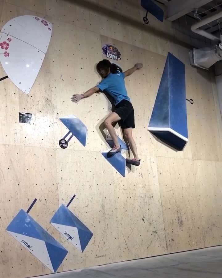 ホン・イン・リーのインスタグラム：「搖擺平衡～  #bouldering」