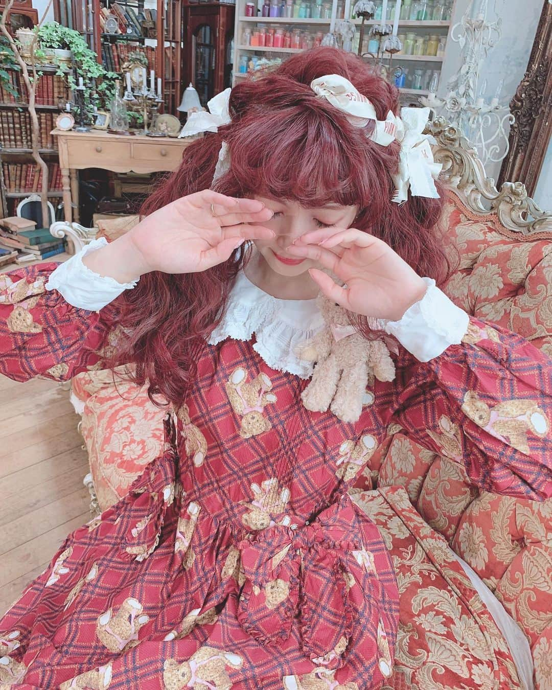 青木美沙子さんのインスタグラム写真 - (青木美沙子Instagram)「♡PINK HOUSE×misako&erinko♡ コラボレーション企画発表💓 2019.08.01 | PINK HOUSE INFORMATION いくつになっても、かわいいものが好き♡  今回のコラボは、プライベートでも仲の良いお二人のそんな会話からはじまりました。  misako&erinkoが表現する大人ロリータ… 女の子の大好きを詰め込んで…  ピンクハウスの新たな一面を発信いたします！ ♡10月1日　オンラインショップ販売スタート♡ PINK HOUSE ONLINE STORE・タカシマヤファッションスクエア・ZOZOTOWNにて お取り扱いいたします。POP UPも開催予定！ ♡先行予約会開催♡ 一足先にコラボアイテムをご予約いただけます。 misako＆erinkoとファッショントークをお楽しみください！ 日時：9月1日(Sun)　13：30～（3時間程度） 場所：ベリーズティールーム（https://www.berrystearoom.com) 最寄り駅：京王井の頭線 浜田山駅（徒歩1分） 参加費：4500円(税込） (参加費は受付完了後事前にお支払いいただきます。詳細につきましてはInstagramのDMにてご案内いたします。) 定員：30名※定員に達し次第、締め切らせていただきます。  先行予約会ではアフタヌーンティーセット(軽食+スコーン+デザート4種)・ノベルティを ご用意してお待ちしております。 ※明日８月２日20：00よりInstagramのDMで先着順にて受付開始！！ pinkhouse_press☆Instagram  #pinkhouse  様 #えりんこ ちゃん #コラボ商品 #情報解禁 #クマ好きにはたまらない」8月1日 11時59分 - misakoaoki