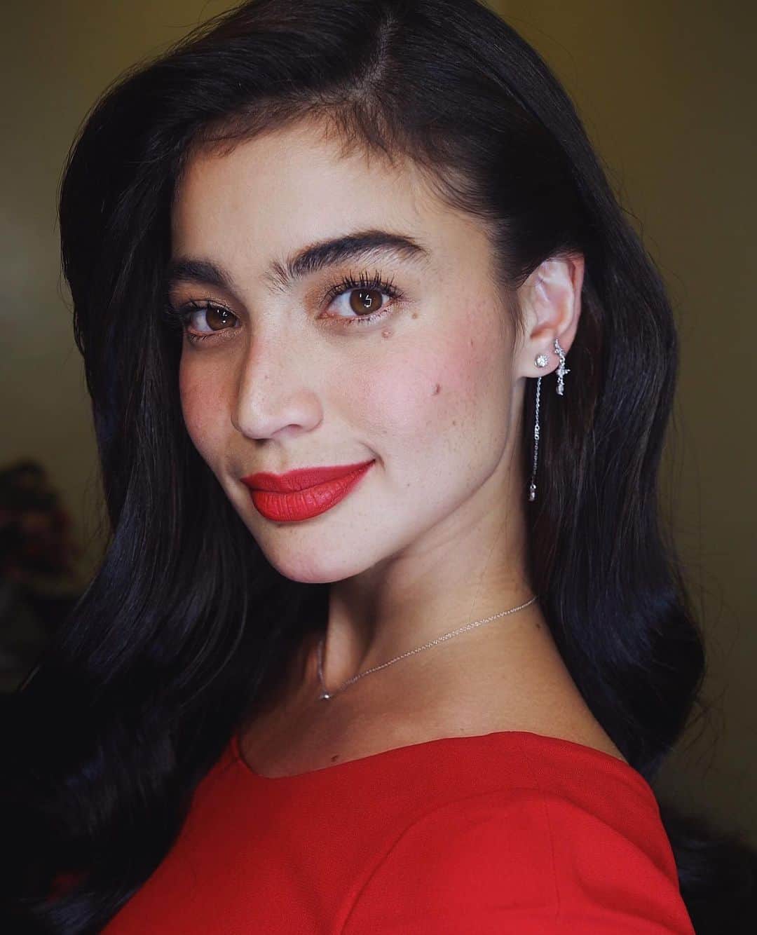 アン・カーティスのインスタグラム：「Kulang na lang toga and cap 😂. My look for our press con last night. Looooove a good red lip! Red will always be my lucky colour! ❤️#JustAStranger」