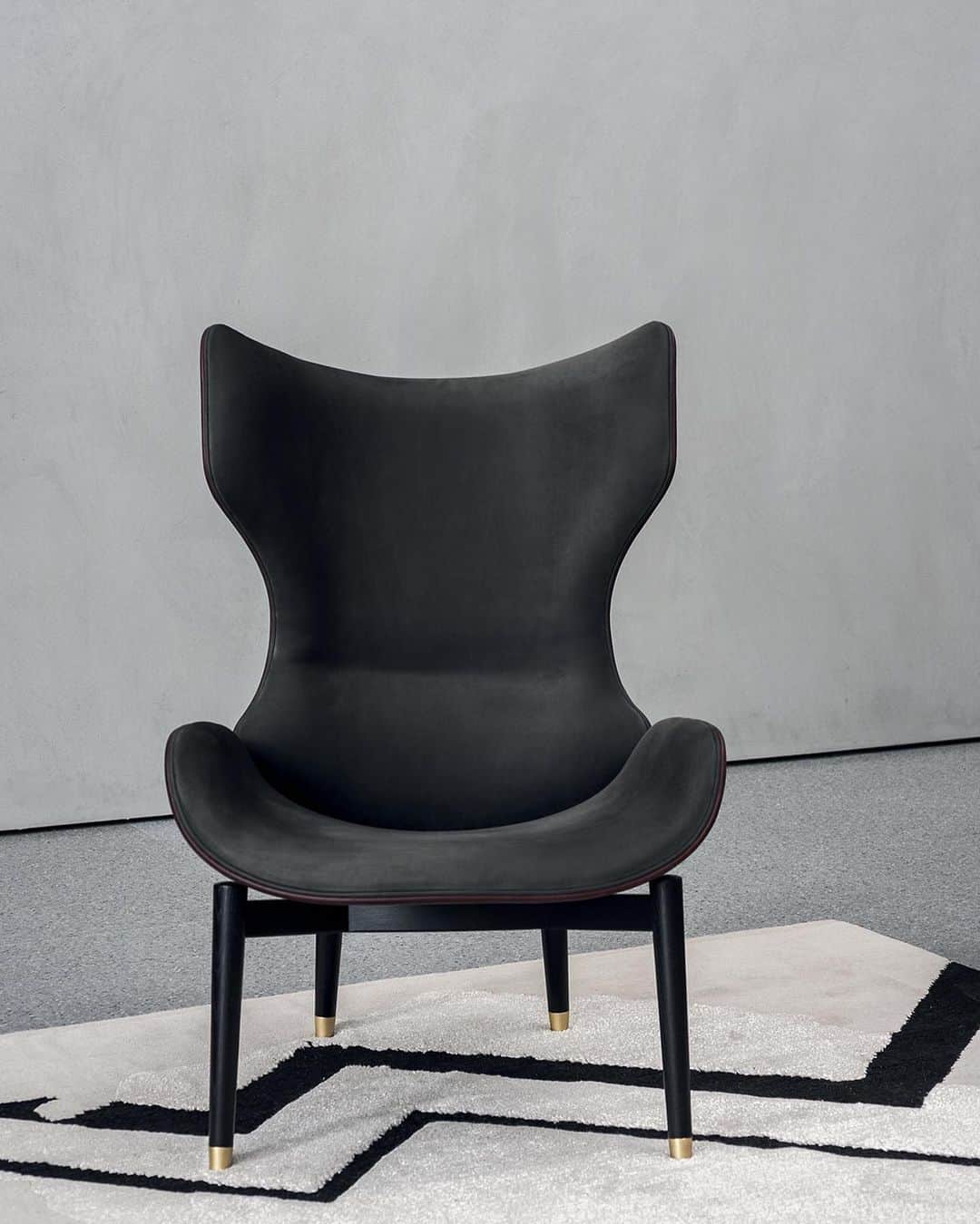 のインスタグラム：「【MOOD BOOK 2019】  Armchair : JORGEN Design : Roberto Lazzeroni ・ #baxter #baxtermadeinitaly #baxterjapan #baxtertokyo #leather #design #italiandesign #interiordesign #interior #madeinitaly #archiproducts #archilovers #craftmanship #instagood #instamood #luxury  #newcollection #tradition #robertolazzeroni #バクスター #バクスタージャパン #バクスタートーキョー」