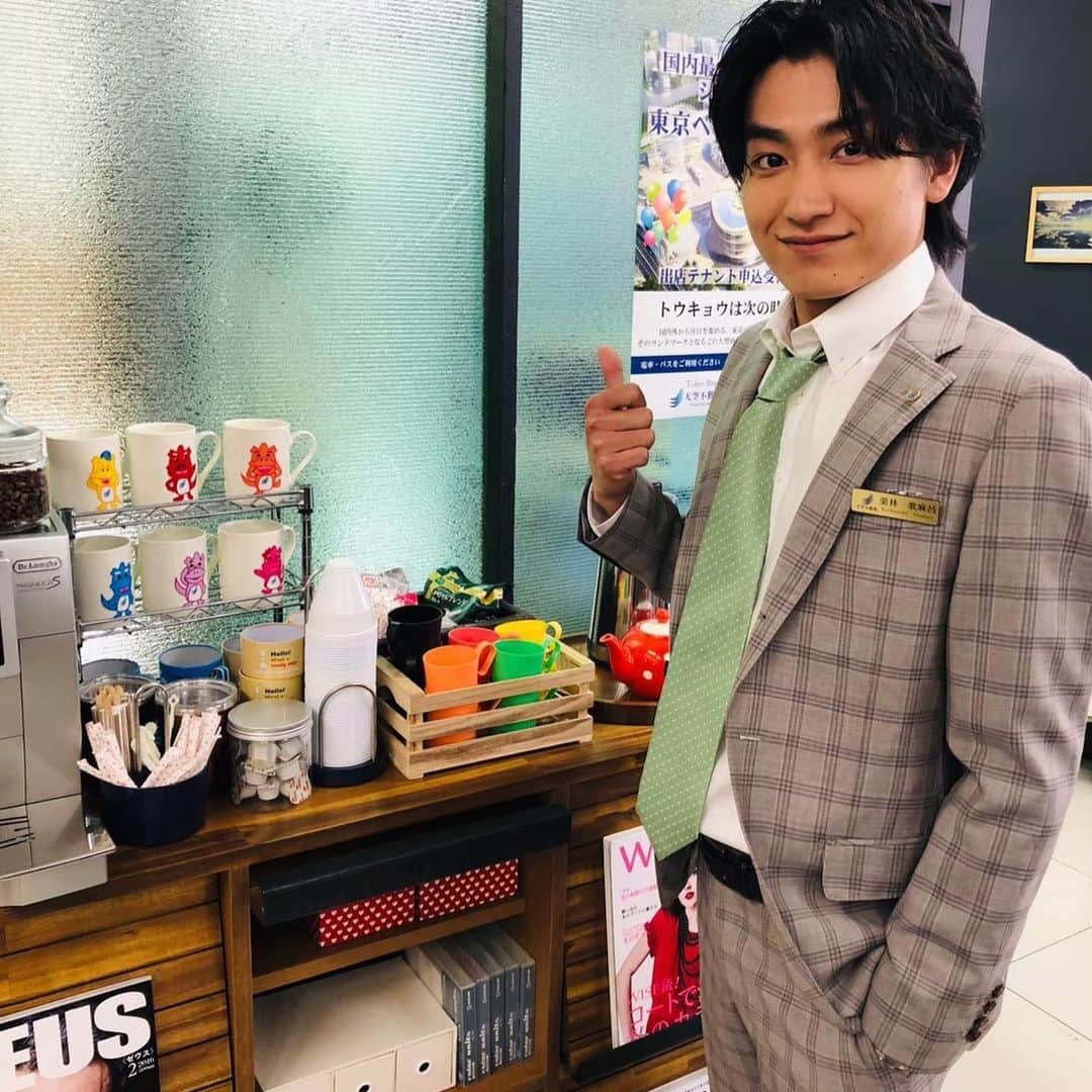 おっさんずラブ 武蔵の部屋のインスタグラム：「黒澤武蔵、記憶のカケラを探し中。 #無事退院しましてTK不動産に出社なう #彼は栗林歌麻呂 #うちの営業部員である #俺の記憶喪失を気遣ってなのか #コーヒースペースにドヤ顔で案内をしてくれました #そんなことよりですよ #彼は我が妻蝶子のイマカレってやつらしい #歌麻呂くんや👹 #どういうこっちゃねん👹 #略奪愛しちゃった感じなのかね👹 #なかなかにうちの営業所はドロドロらしい #ちなみに相変わらず #あの春田くんという謎の社員の存在だけ #思い出せません #誰なんだ彼はホントに #彼は時折大きな瞳で悲しげに俺を見ます #そうすると胸の奥が少しツンとするのです #ツンツンツツツン... #このツンの意味を誰か教えて」