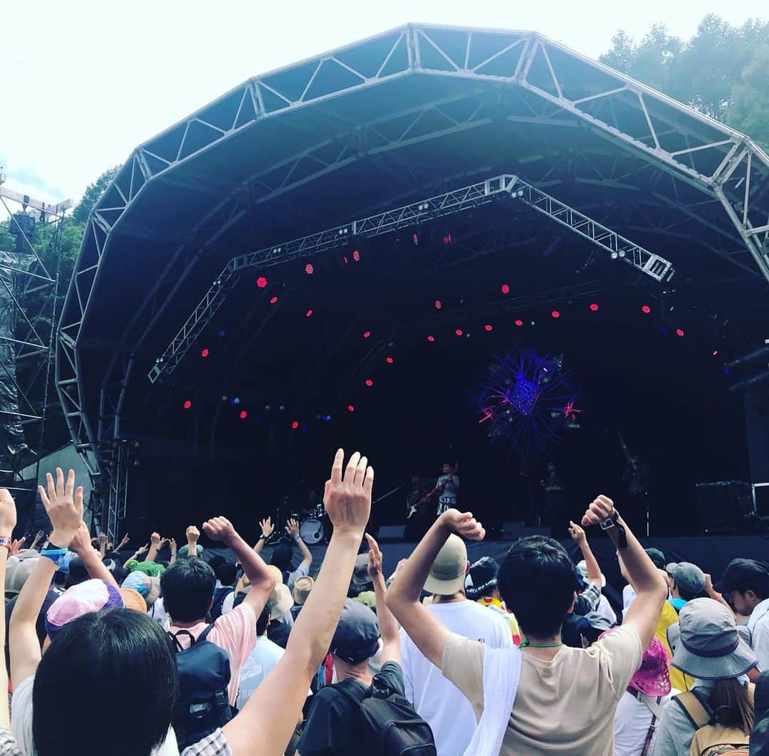 のインスタグラム：「フジロックの最大の醍醐味は知らない音楽との邂逅である。タイのTheParadiseBangkokMolam InternationalBandの演奏気持ちいい！聴いてると清涼感で気温が３度くらい下がる。#フジロック2019」