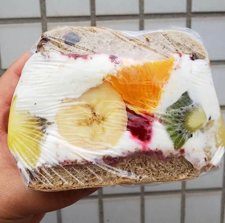 のインスタグラム：「［#cafemiru_広島］﻿ ——————————————————————﻿ 身体の中からキレイに！がテーマ「トライベッカ」の分厚いフルーツサンド🤤💕﻿ ﻿ ☑︎フルーツサンド﻿ ﻿ オーガニック野菜を使ったメニューや、コールドプレスジュースなど、ヘルシーなメニューが揃うお店、トライベッカさん✨﻿ ひとつひとつ丁寧に手づくりされたベーグルは見た目も味も👌🏻👌🏻👌🏻﻿ たっぷりのクリームとフルーツが食欲をそそります❣️﻿ ヘルシーなドリンクを合わせれば罪悪感なく食べられそうです😢💕﻿ ﻿ 🙋🏼‍♀️一緒に行きたい人をコメント欄にタグ付けして誘ってみてください🙋🏼‍♂️﻿ ﻿ ﻿ 📍トライベッカ﻿ ⚪︎住所 / 広島県呉市西中央1-5-7 SKビル 1F﻿ ⚪︎営業時間 / 【月‐金】11:00‐18:00(ランチ14:00まで）﻿ 【土･祝】11:00-17:00（ランチ14:00まで）﻿ ⚪︎定休日 / 日曜日﻿ ⚪︎アクセス / JR呉駅から徒歩5分﻿ ﻿ 【cafemiru_Hiroshima】﻿ 📍 TRIBECA﻿ ◎Open Hours / 【Mon‐Fri】11:00‐18:00(ランチ14:00まで）﻿ 【Sat･Holiday】11:00‐17:00（ランチ14:00まで）﻿ Sunday is closed.﻿ ◎closest station / JR Line「Kure」﻿ ﻿ ☕️ @tribeca_hiroshima﻿ 📷 @riry_sun﻿ ——————————————————————﻿ Cafemiruでは「#インスタ探検隊」or「#cafemiru」をタグ付けしているカフェ写真から、運営スタッフが厳選してご紹介しています👀🔍﻿」