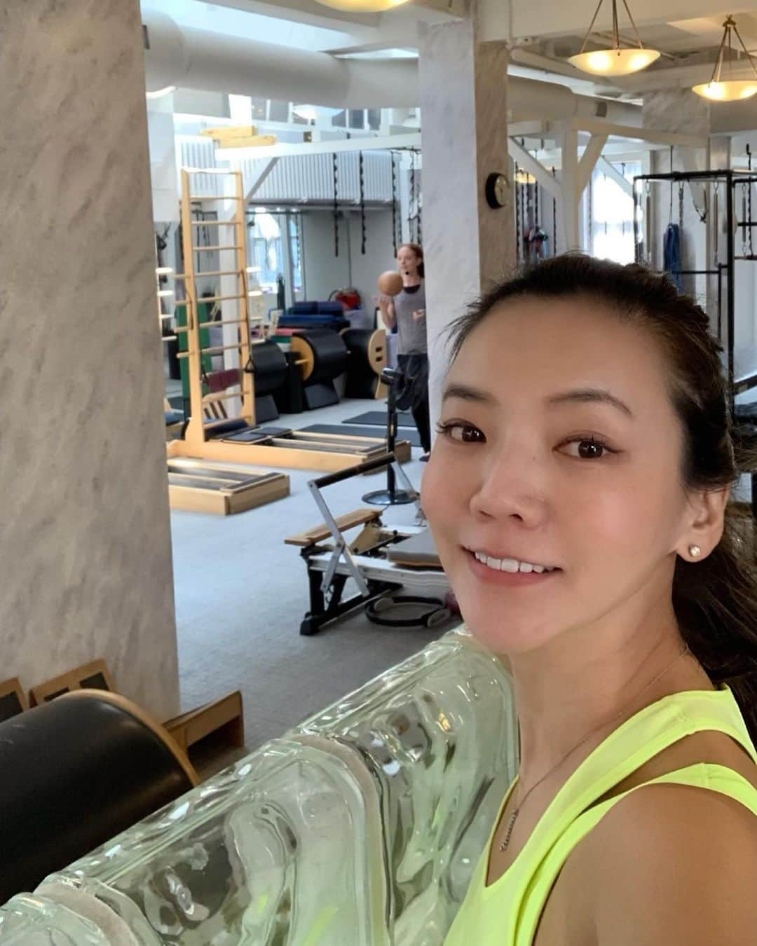 和央ようかさんのインスタグラム写真 - (和央ようかInstagram)「Workout 😋Pilatis anytime 💪  ワークアウト😋ピラティス💪 食べすぎ分動くべし😜  #takakonystylin🍎 #nyc🍎  #workout #pilates  #lifestyle #nylife  #yokawao #和央ようか」8月1日 12時15分 - yokawao0215