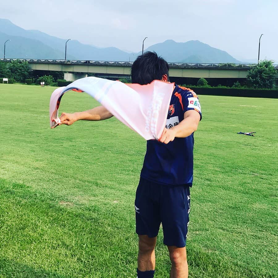 AC長野パルセイロさんのインスタグラム写真 - (AC長野パルセイロInstagram)「【GOODS】 8.4発売 #ギラヴァンツ北九州 戦 . 長野もあっつ〜い日が続いていますね💦 こんな日にピッタリなオススメグッズ🌈 . ＼スーパークールタオル／ 使い方を #竹下玲王 & #山口真司 選手が実践💪 . ①水で濡らします ②絞ります ③ふります →ひんやりスーパークールタオルに👌 . 熱中症予防に、是非活用してください！ . #acnp #ac長野パルセイロ #長野 #パルセイロ #jリーグ」8月1日 12時13分 - acnaganoparceiro.official