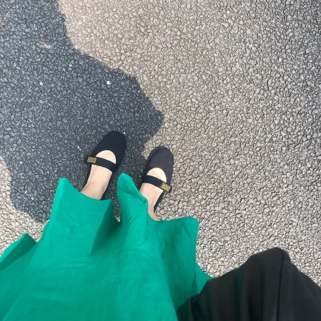 近藤千尋のインスタグラム：「あつーい🌻🌞 ピーマン色着てお仕事へ💓 水分たくさん取りましょうね🥵❤️ 帰ったら良い加減プールを 膨らまさなきゃ🤔❗️ #太田家もプール開き」