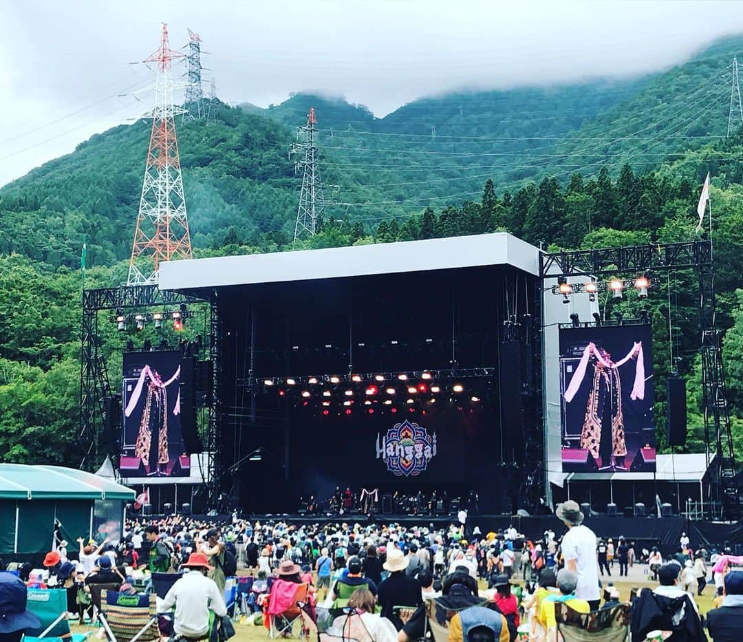 のインスタグラム：「フジロックの最大の醍醐味は知らない音楽との邂逅である。中国内モンゴル自治区のモンゴル族バンドHANGGAI 素晴らしい！馬頭琴の音色とホーンセッションとモンゴル民謡的ボーカルとパンクロックな重低音のミックス。なんか自分の中の混淆としたアジア性を惹起させられる。 #フジロック2019」