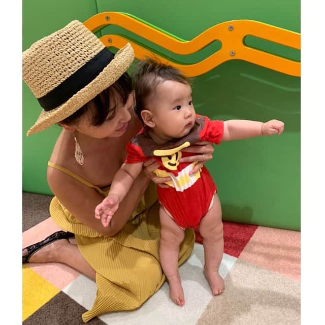 のインスタグラム：「昨日ゎユウちゃん整形外科外来👶🏻🏥 ・ 前回の診察から約1ヶ月… 「前より股関節がだいぶ柔らかくなりましたねー、この感じだとこのままおむつカバーと向き癖気を付けてあげるだけでちゃんと治りますよー。」 って‼️ ・ よかったー‼️ホントよかった‼️ 安心したー😭‼️‼️‼️❤️ 暑いのに、おむつカバー嫌がらずしてくれるユウちゃん👶🏻‼️ エライぞエライぞいい子だ👶🏻❣️ このまま頑張って、完全に良くしよぉね👍👍 ・ でも、赤ちゃんの股関節ってまだまだ1歳過ぎくらいまで未完成らしいから、 間違った扱い方すると、ここから悪くもなるらしい😱 引き続き気を付けよう⚠️ ・ 世のママさん方、気を付けてあげて下さいね👶🏻‼️ そして、DMくれたママさん方ありがとうございます🙏😭❤️ とりあえず一安心です😭❤️ ・ 暑い中、ユウシン🏥よく頑張りました‼️ だから帰りにお気に入りの場所で遊んで帰って来たょ👶🏻👩🏻❣️ パパも一瞬顔出してくれたから、嬉しくて昼寝もあんまりせずにヘッヘして遊んでたから、 風呂上がりおっぱい飲むのもそこそこに、秒で寝ました👶🏻💤💤💤 ・ ・ #5months #5ヶ月ベビー #生後5ヶ月 #🏥 #よく頑張りました #アンパンマン #産まれてきてくれてありがとう  #0220 産まれ #👶🏻 #baby #boy #family #happy #smile  #友優心 #ゆうしん #yuushin #cute #🤱🏻 #家族 #papa #mama #宝物 #mylove #iloveyou #愛してる」
