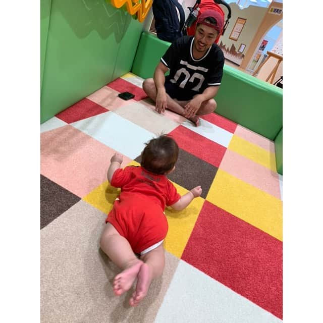 NON-Pさんのインスタグラム写真 - (NON-PInstagram)「昨日ゎユウちゃん整形外科外来👶🏻🏥 ・ 前回の診察から約1ヶ月… 「前より股関節がだいぶ柔らかくなりましたねー、この感じだとこのままおむつカバーと向き癖気を付けてあげるだけでちゃんと治りますよー。」 って‼️ ・ よかったー‼️ホントよかった‼️ 安心したー😭‼️‼️‼️❤️ 暑いのに、おむつカバー嫌がらずしてくれるユウちゃん👶🏻‼️ エライぞエライぞいい子だ👶🏻❣️ このまま頑張って、完全に良くしよぉね👍👍 ・ でも、赤ちゃんの股関節ってまだまだ1歳過ぎくらいまで未完成らしいから、 間違った扱い方すると、ここから悪くもなるらしい😱 引き続き気を付けよう⚠️ ・ 世のママさん方、気を付けてあげて下さいね👶🏻‼️ そして、DMくれたママさん方ありがとうございます🙏😭❤️ とりあえず一安心です😭❤️ ・ 暑い中、ユウシン🏥よく頑張りました‼️ だから帰りにお気に入りの場所で遊んで帰って来たょ👶🏻👩🏻❣️ パパも一瞬顔出してくれたから、嬉しくて昼寝もあんまりせずにヘッヘして遊んでたから、 風呂上がりおっぱい飲むのもそこそこに、秒で寝ました👶🏻💤💤💤 ・ ・ #5months #5ヶ月ベビー #生後5ヶ月 #🏥 #よく頑張りました #アンパンマン #産まれてきてくれてありがとう  #0220 産まれ #👶🏻 #baby #boy #family #happy #smile  #友優心 #ゆうしん #yuushin #cute #🤱🏻 #家族 #papa #mama #宝物 #mylove #iloveyou #愛してる」8月1日 12時24分 - nonp_mam