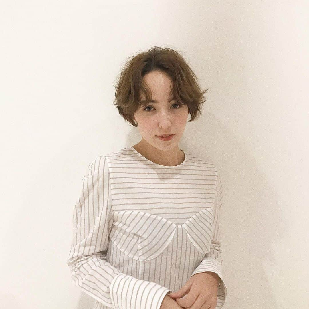 野口和弘さんのインスタグラム写真 - (野口和弘Instagram)「nuance wave short☺︎ . #ciecanoguchi#hairstyle#haircolor#shorthair #bobhair#longhair#fashion #hairarrange#ショートボブ#ショートヘア#ボブスタイル#グラボブ#ボブウルフ#オレンジュ#ハイライト#ハイトーン#ブリーチ#グレージュ#ヘアアレンジ#グラデーションカラー#シースルーバング#アクセサリーバング#ヘアカラー#ヘアカタログ #ヘアセット#外国人風#表参道#原宿#美容室」8月1日 12時25分 - cieca.noguchi