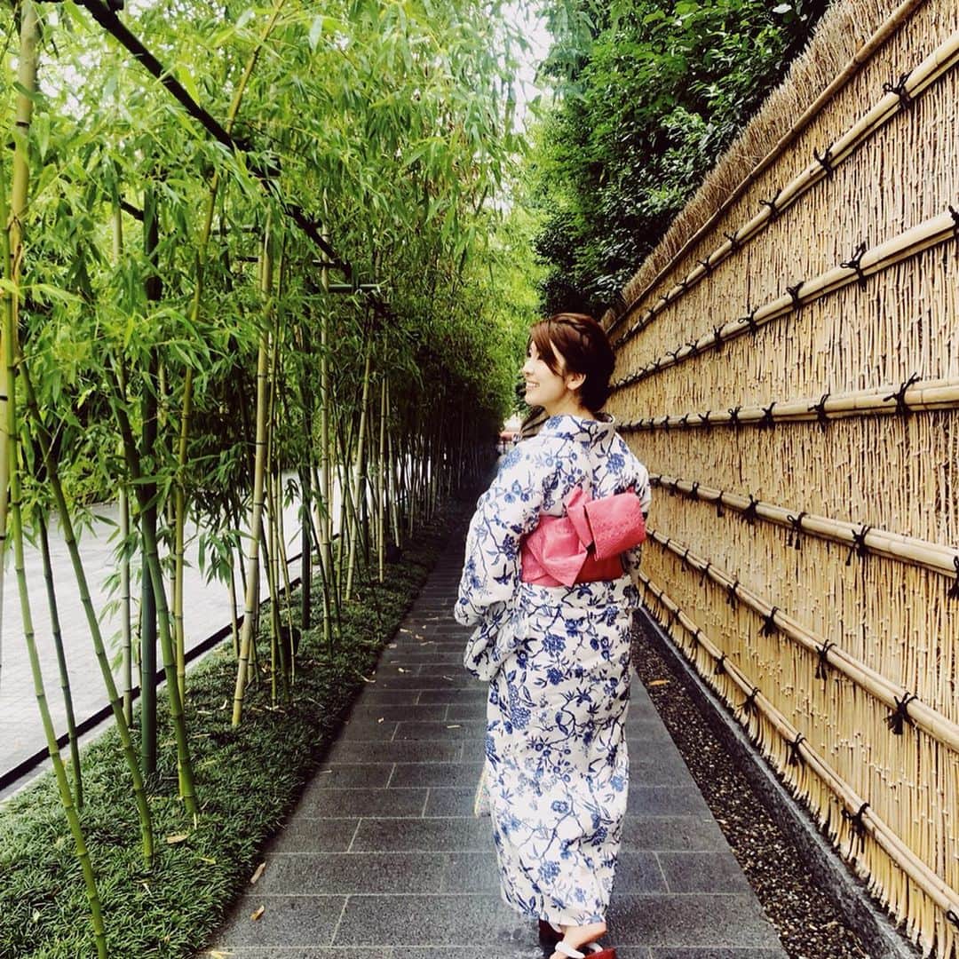 三浦マキのインスタグラム：「Kyoto trip notes📝  京都旅まとめ❤️ ➀  まずは#ritzcarltontokyo でお茶☕️ * ②ディナーは楽しみにしていた、@assemblageskakimoto へ✨ オーナーシェフである垣本さんは、世界大会常連の日本一のチョコレート職人さん🏅 そんな垣本さんが気まぐれでオープンするお店は、一品一品が美しく、まるでデザートのよう…✨ でも味はしっかりフレンチで美味しくて、感動しました。かなりオススメ⭐️ * ③京都の夏と言えば、やっぱり床!! けれども定番の鴨川ではなく、冷涼感溢れる素敵な空間で味わえる #ひろ文 へ。鰻鍋を堪能❤️ * ④最後は京都駅で大行列の #中村藤吉本店 へ。 心も体も満たされた京都でした。 * * * * #kyoto#kyototrip#kyotofood #yukata#japan#京都#浴衣#京都旅行」