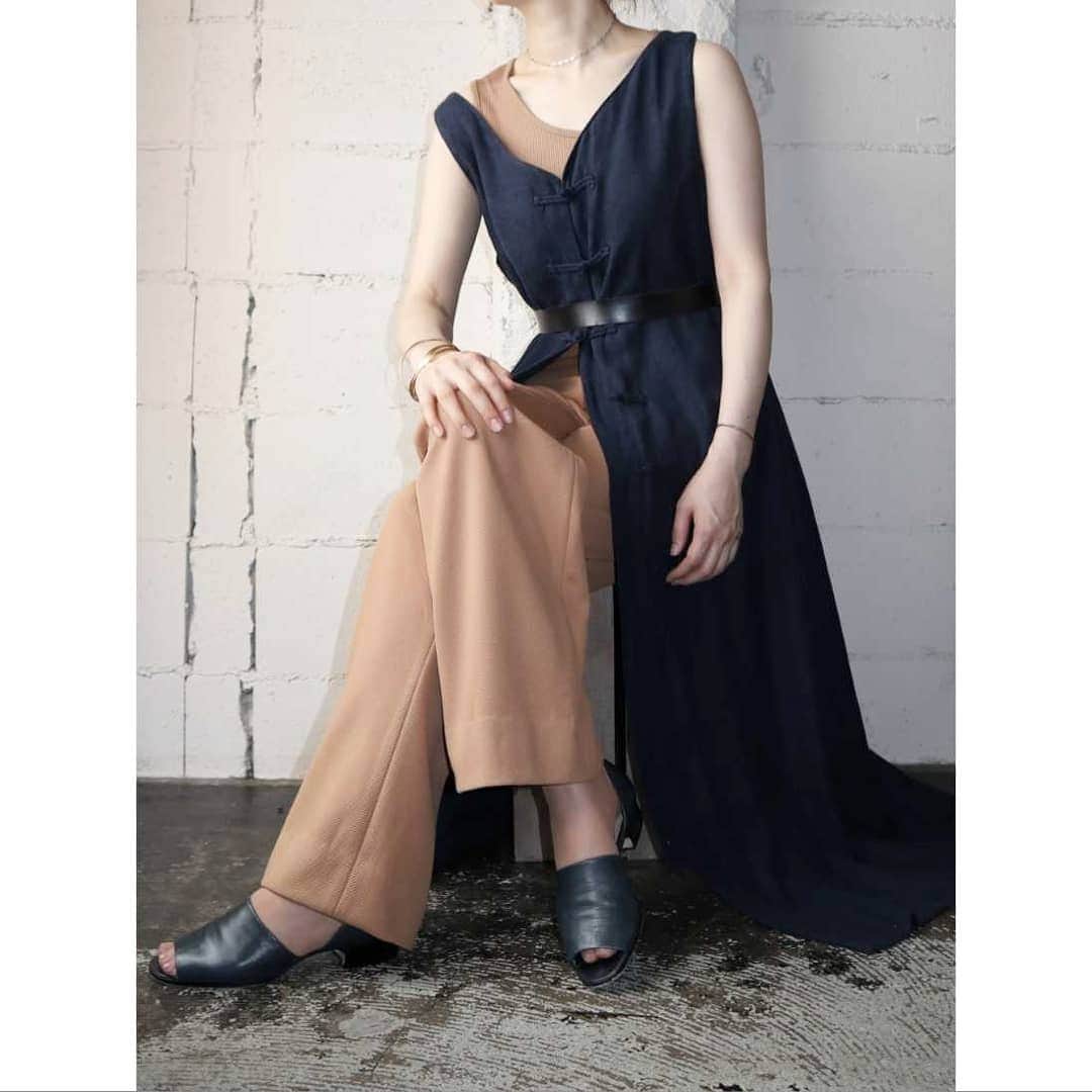 吉祥寺 古着屋 Orfeoのインスタグラム：「Sleeveless China Dress  #orfeo #kichijoji #tokyo #vintage #used #fashion #coordinate #outfit #オルフェオ #吉祥寺 #東京#古着 #古着屋 #ヴィンテージ #ユーズド #ファッション#コーディネート  掲載商品のお問い合わせはメールにて承っております。コメント、DMでのお問い合わせは受け付けておりませんのでご了承ください。」
