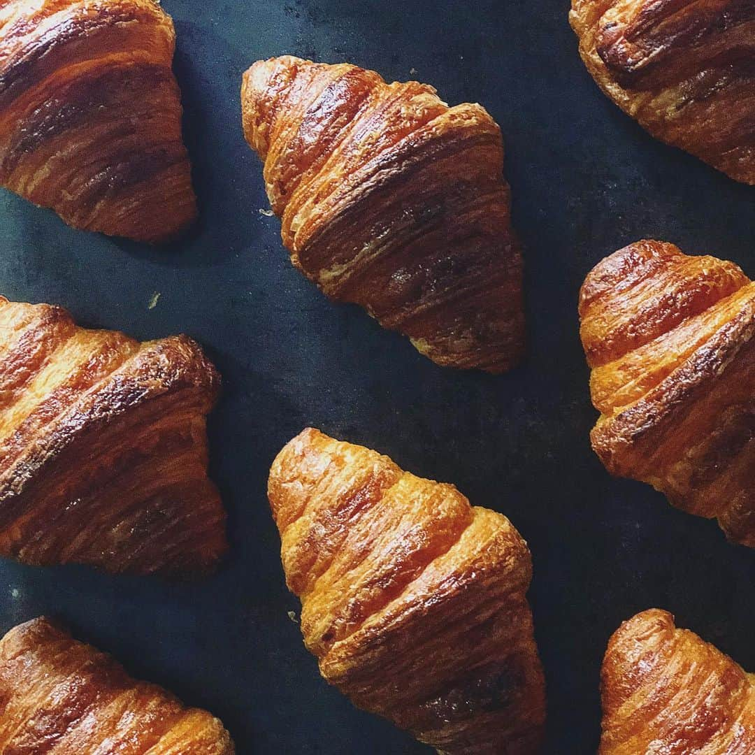 eguchikazuakiさんのインスタグラム写真 - (eguchikazuakiInstagram)「おはようございます、昨日の撮影の一コマ。 朝食はパン❓ご飯❓食べない❓ 私はプロテイン。 パンを食べる場合はクロワッサンが好き、クロワッサンにボルディエのバターとフルールドセル最強💪 ランチタイムならパテか生ハムチーズ。 タンパク質は別で取ります👍 ・ パティシエは朝早いからなかなか朝を食べない人が多いですかね❓😅エネルギーなんで食べないと身体がもたない→疲れる。 若手は眠かったり、だけど、食べ方工夫して朝食べるのなれたらパフォーマンスあがるよ‼️ 私はそもそも食べ物オタクなんですが、朝食べてトレーニングをはじめて、食材をより調べるようになって食べまくって体調が変わりました。 ・ パティシエは味見で甘いものを食べる事が多いからついつい糖質過多になるんですよね😅 身体は食べたもので作られるので身体が喜ぶものを食べてくださいね‼️ ・ #delimmo #デリーモ #パティシエ #朝活 #朝パン #クロワッサン #よく焼き #撮影 #撮影限定 #朝ごはん #食べよう #エネルギー #糖質 #タンパク質 #脂質 #サプリは最小限 #なるべく食事から #エグワッサン #エグチサン #クロエグチ #なんだこれ」8月1日 12時26分 - eguchikazuaki