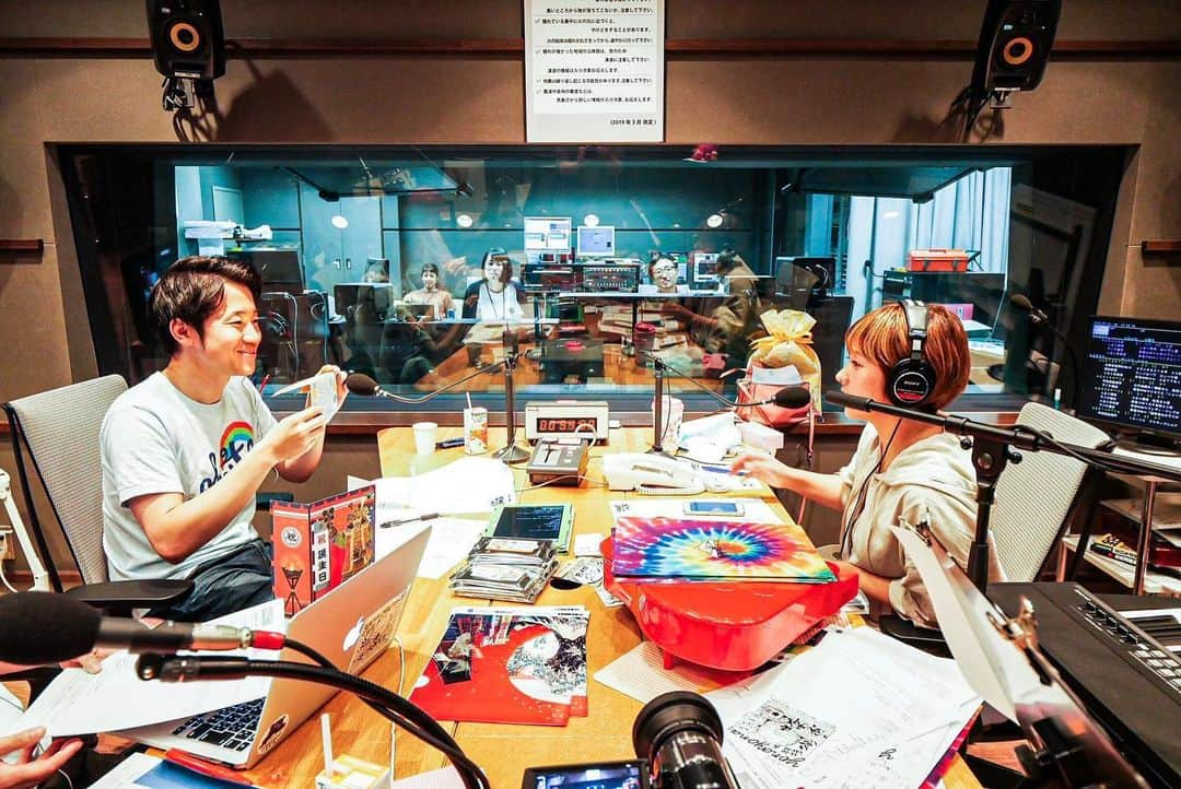 近藤夏子さんのインスタグラム写真 - (近藤夏子Instagram)「すっごく賑やかなラジオ📻 机の上も賑やかだね。笑 散らかってるね。 ラジオの内容もとっ散らかってるよ❤️ ABCラジオよなよな水曜日 毎週水曜日22時〜✨ こんな楽しい時間あっていいのか？ってくらい楽しくお仕事してます😳 昨日の放送は最後の最後に北村アナが歌ってくれたスピッツの"涙がキラリ☆"が最高なのでタイムフリーで聞いてごらん。 photo by 鈴木P(最近の写真全部これ) #abcyonayona #abcラジオ #ラジオ #wanima #official髭男dism #スピッツ 森高千里 #渡良瀬橋」8月1日 12時26分 - kondonatsuko