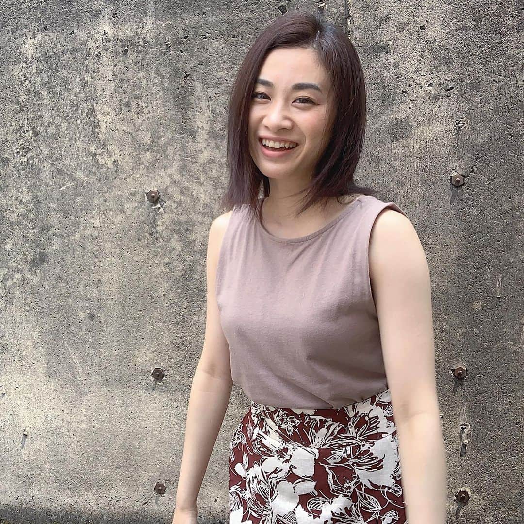 のインスタグラム：「は  ち  が  つ ！ 今日も暑さを通り越してしまうくらい、暑いですっっっ この間の撮影チームでのオフショットいただいて、最高のチームだったなぁってとても幸せな気分に。 居心地よすぎて溶けてしまいそうだった。← 見てくれてるみなさんっ！ 水分補給お忘れなく！！！」