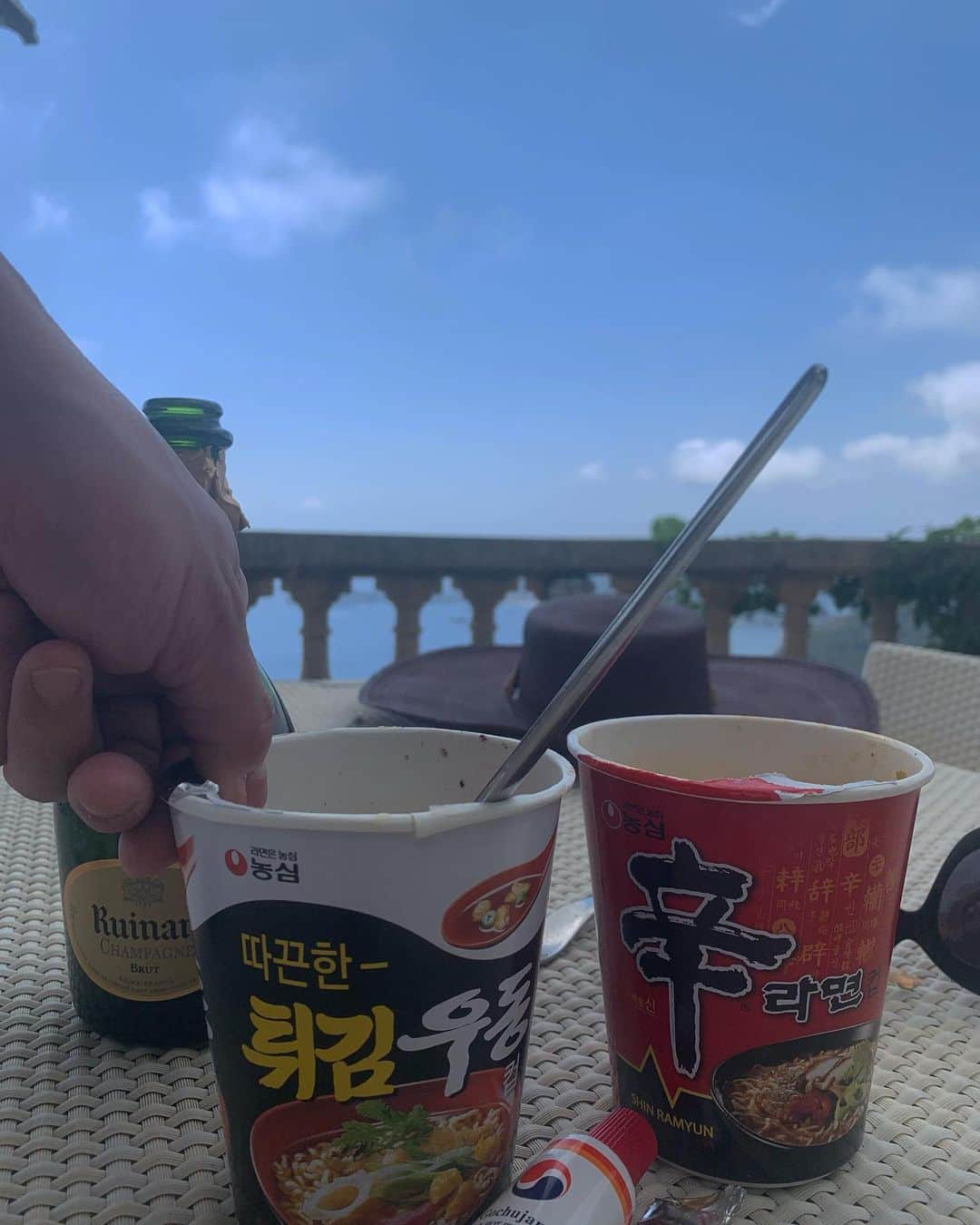 リー・ウネ・ヨンさんのインスタグラム写真 - (リー・ウネ・ヨンInstagram)「#아침세상⛲️ #드디어꺼냈다🥢 “컵라면! 😋”」8月1日 12時29分 - leehaeyoung1730