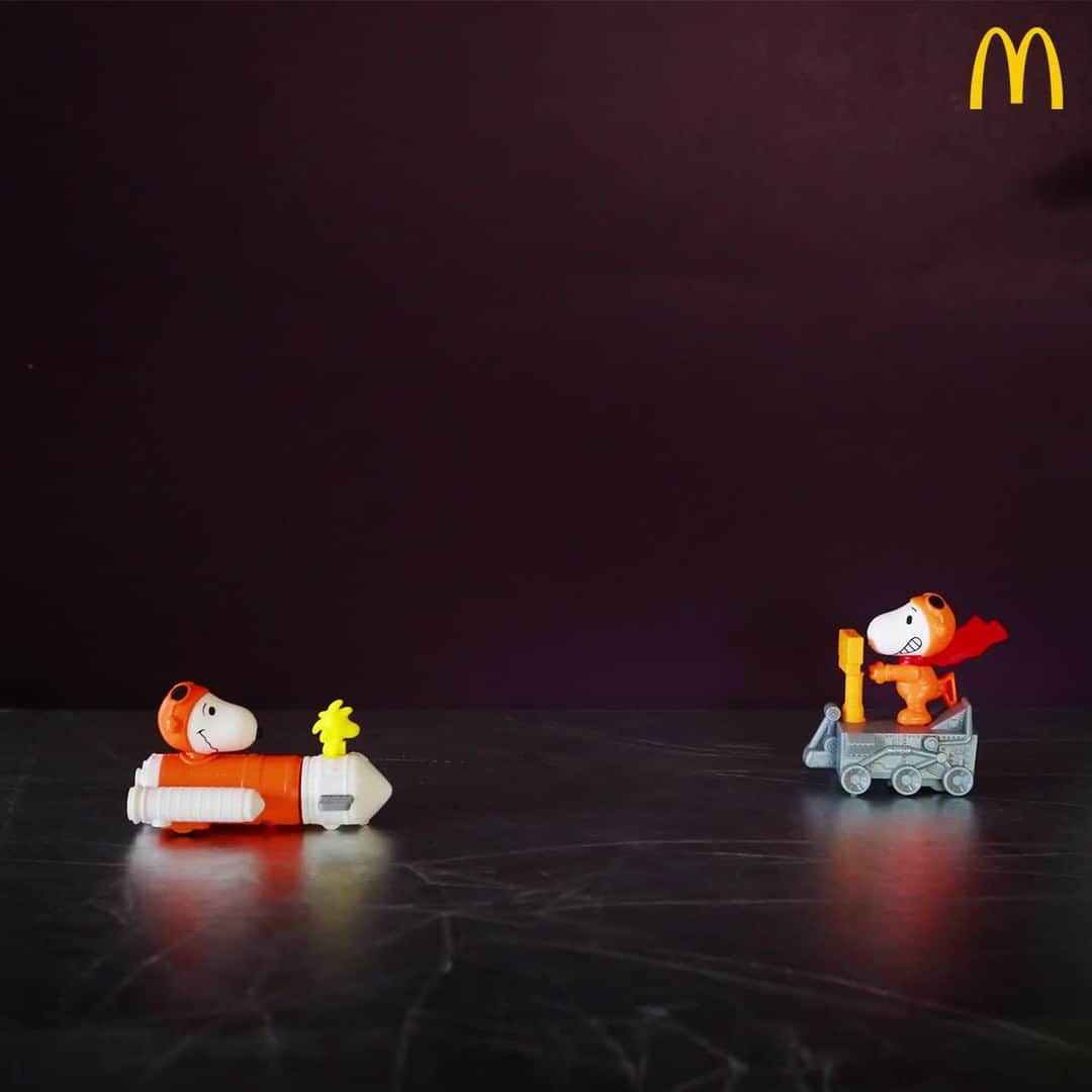 McDonald's Philippinesのインスタグラム：「Go up, up, and away! Get one Snoopy toy in every Happy Meal. Order now via McDelivery.」